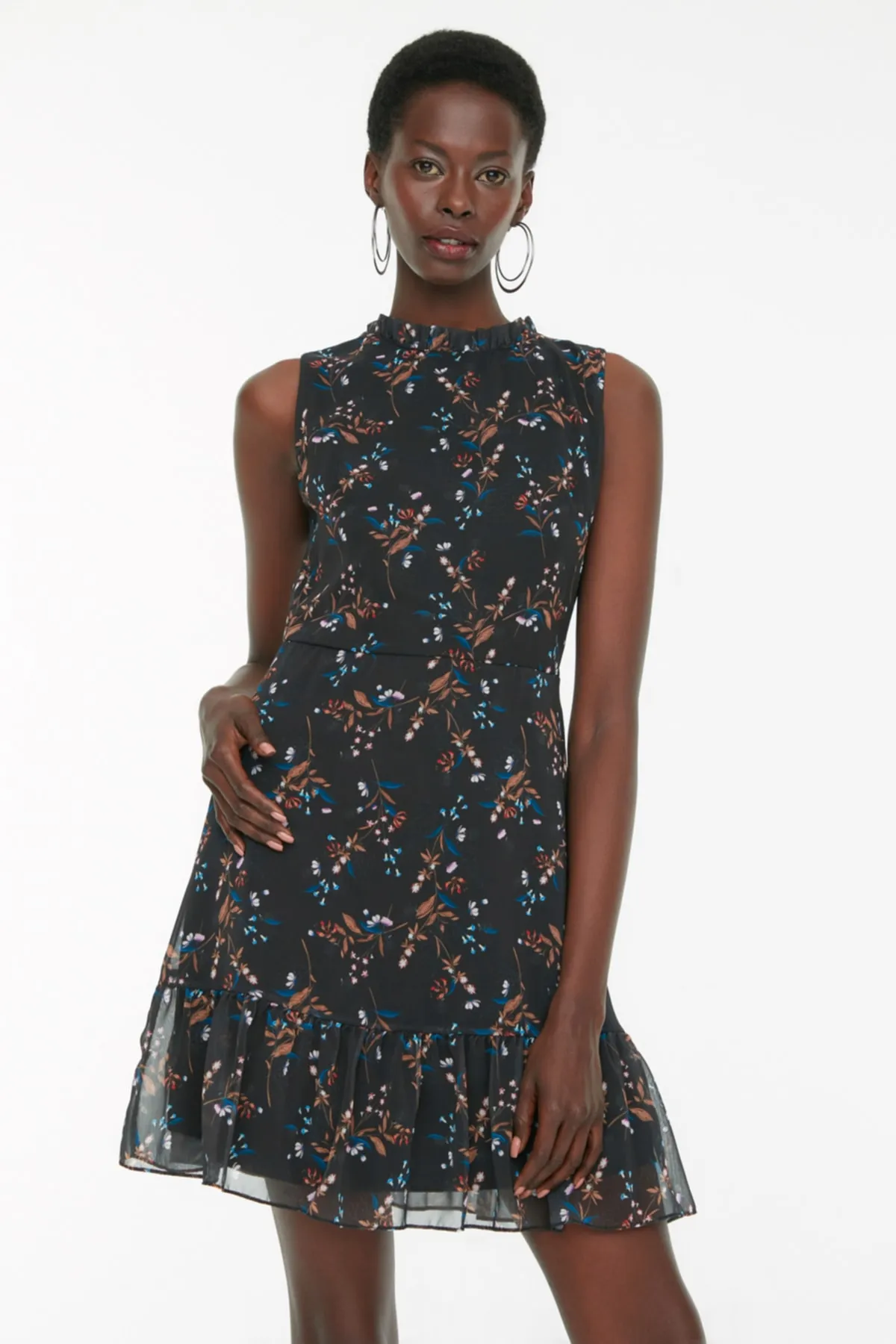 Trendyol Collection  Schwarz gemustertes, gewebtes Kleid mit Rüschen TWOSS20EL0681