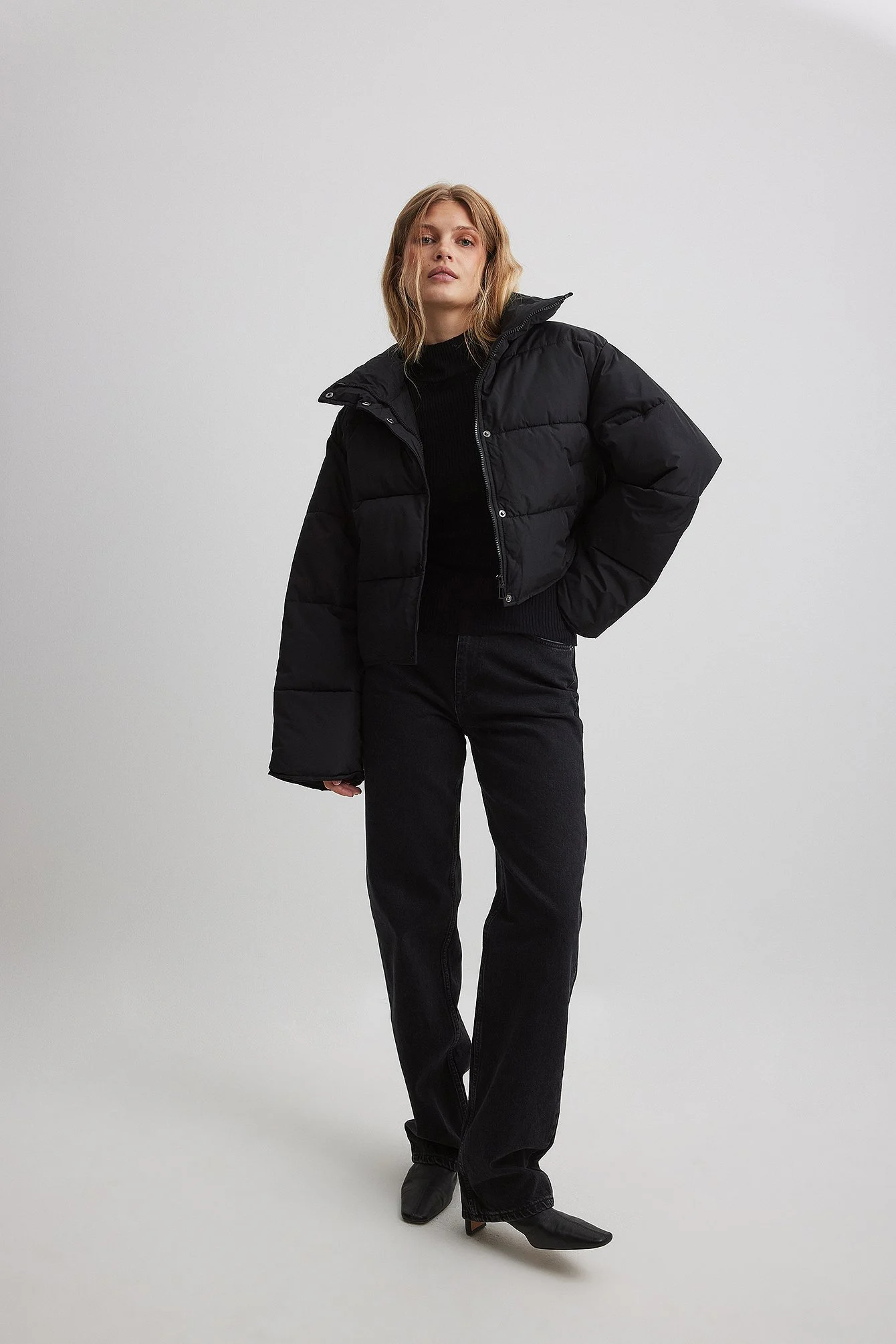 Recycelte kurze gefütterte Jacke mit Druckknöpfen