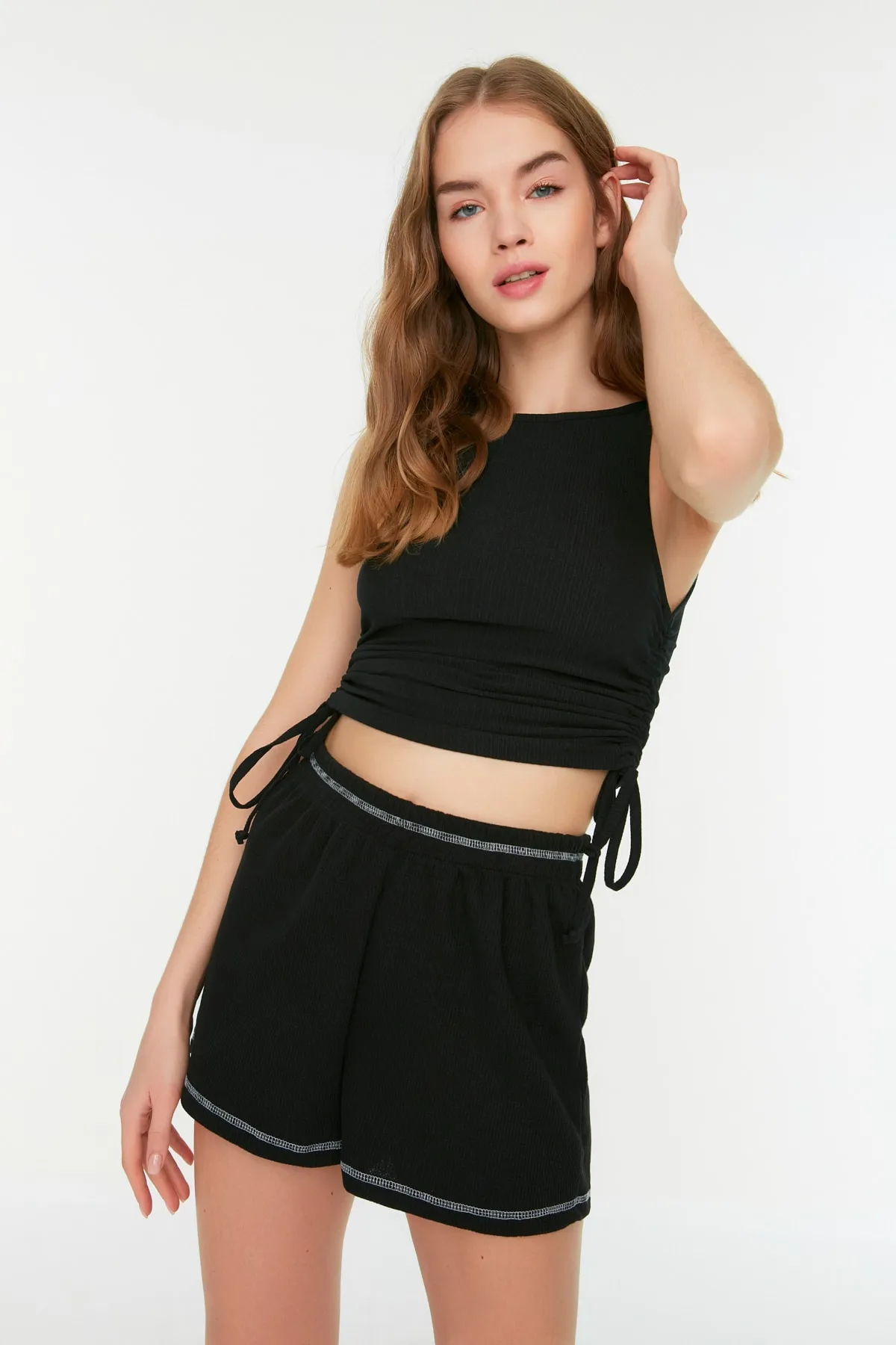 Trendyol Collection  Schwarze, geraffte, kurz geschnittene Strickbluse aus faltigem Stoff THMSS22BZ1016
