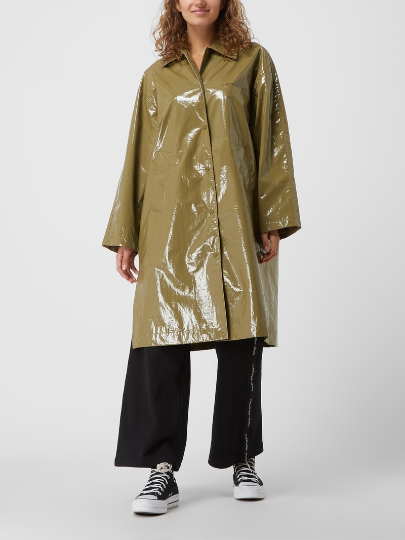 Trenchcoat in Lack-Optik  in olivgrün