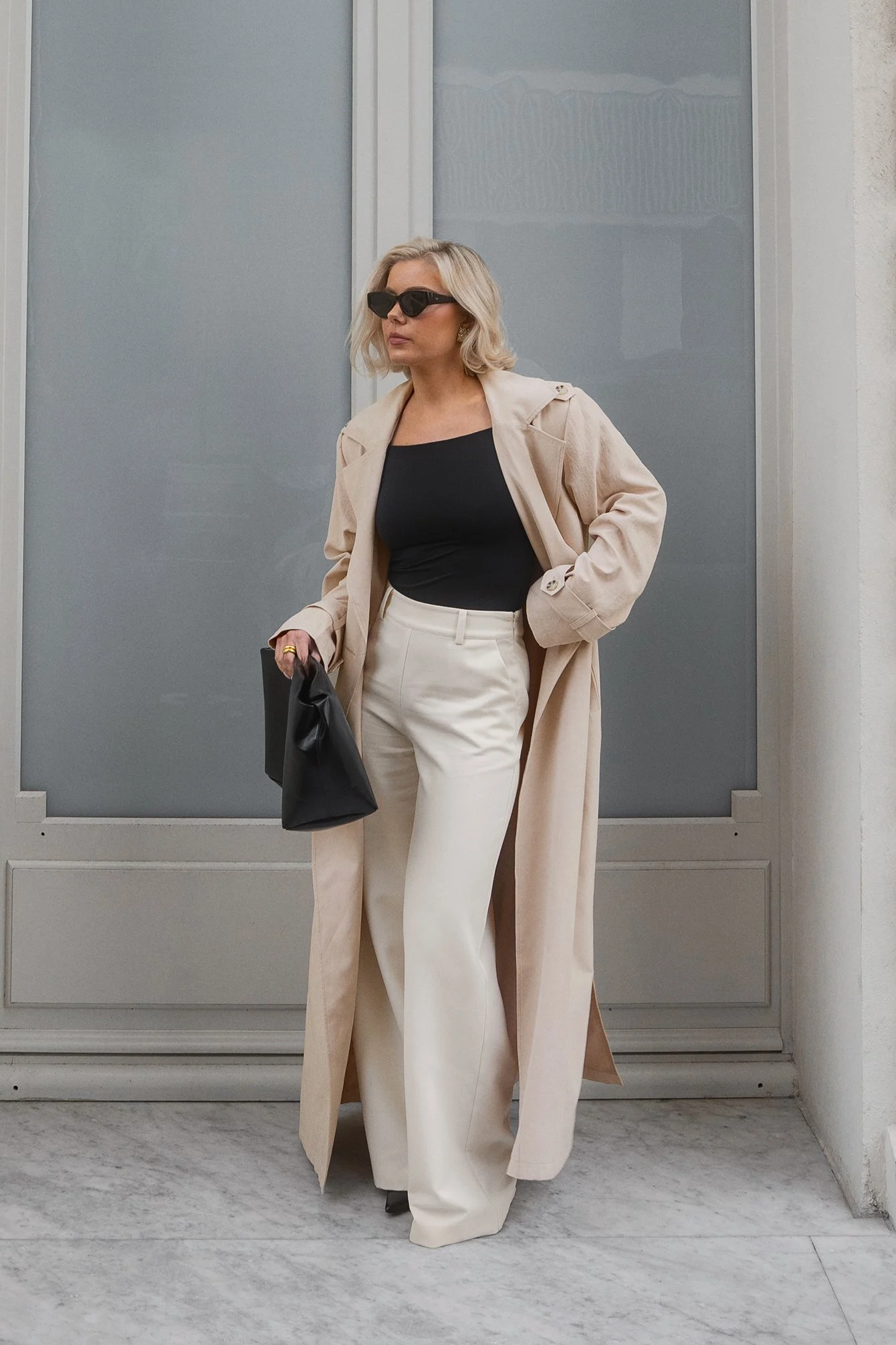 Langer Trenchcoat mit Schulterpolstern