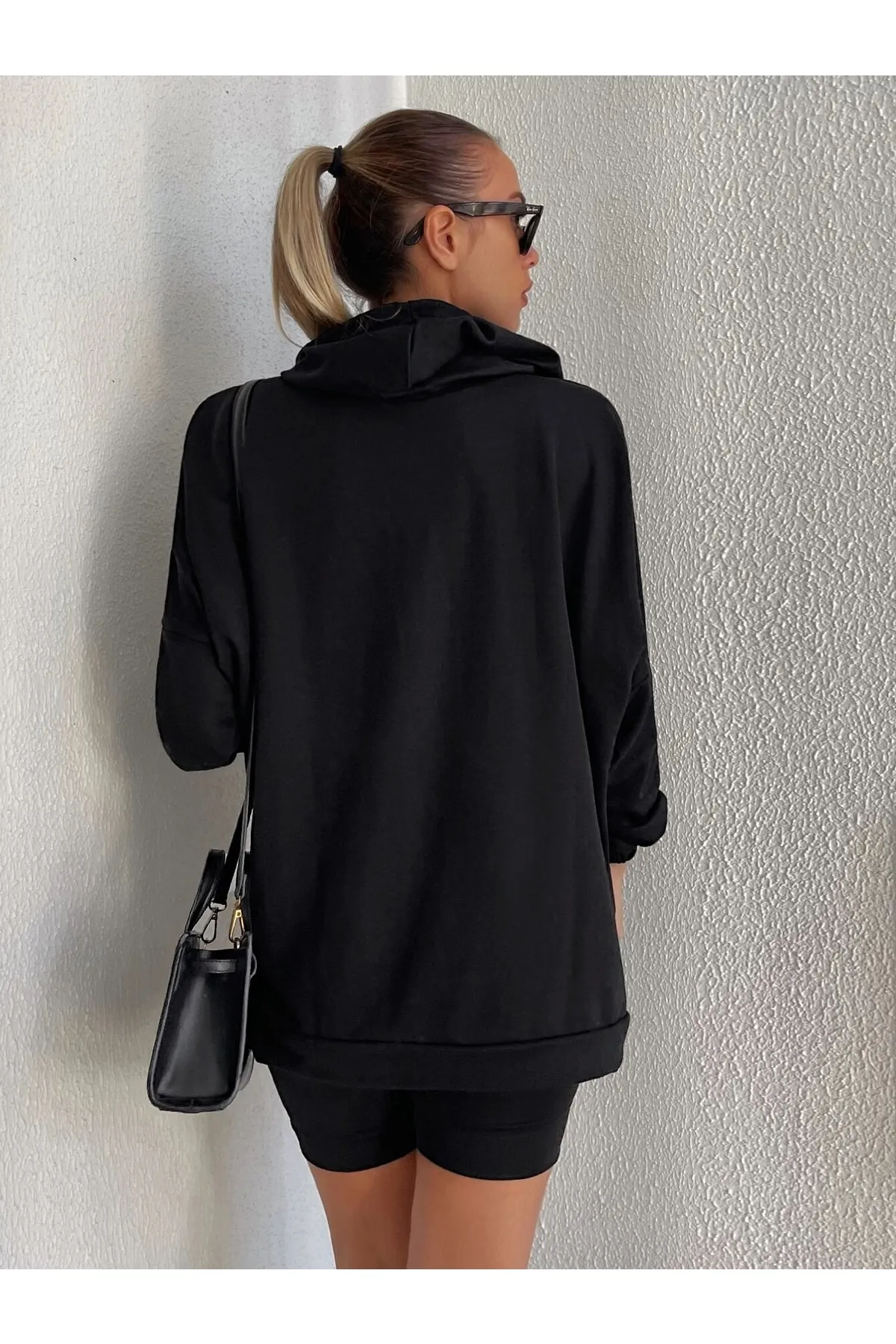 armonika  Schwarzes Damen-Sweatshirt mit Kapuze und Taschenarm-21K024027