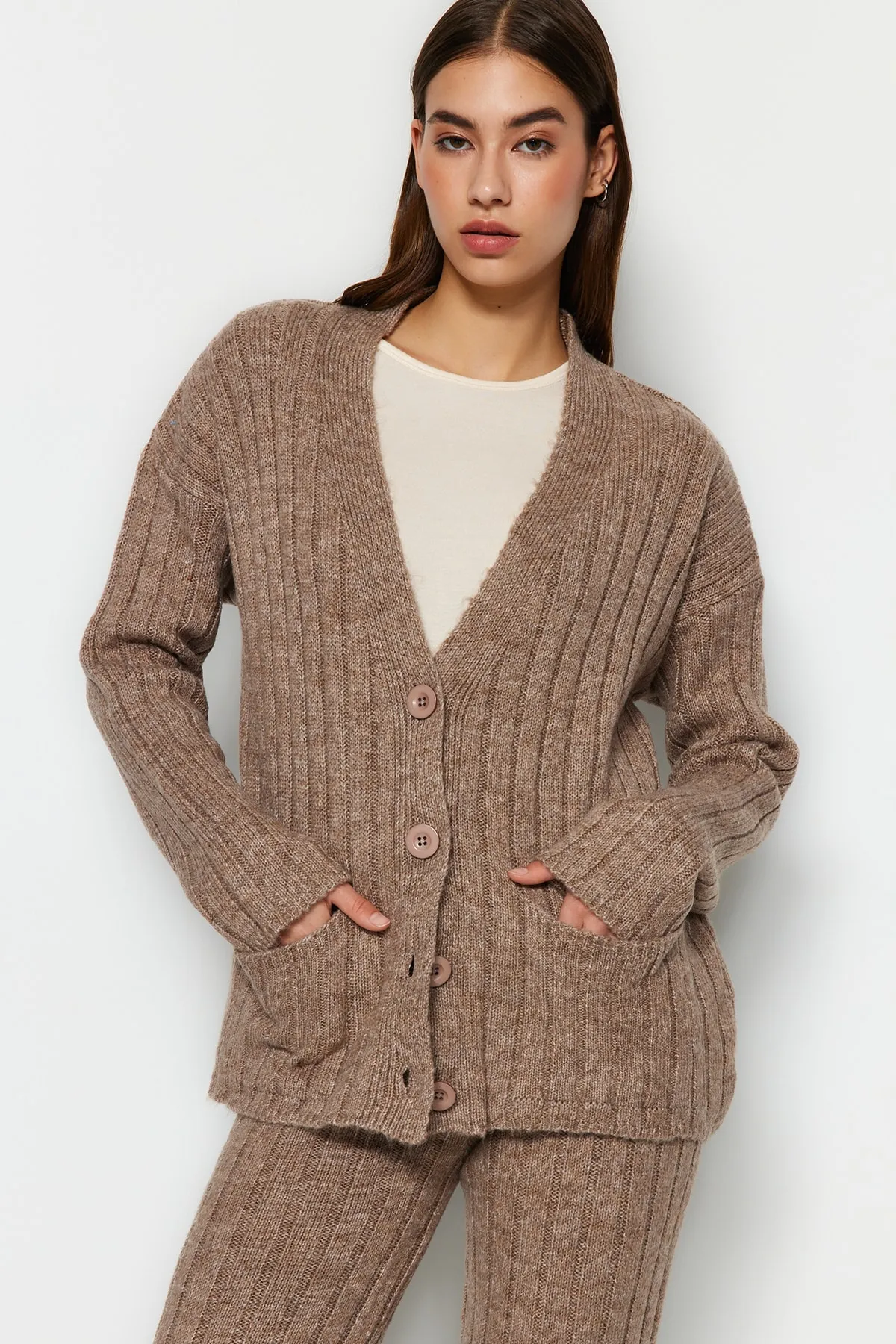 Trendyol Collection  Nerzfarbenes, weit geschnittenes Set aus Oberteil und Unterteil aus weicher Strickware TWOAW22AU0128