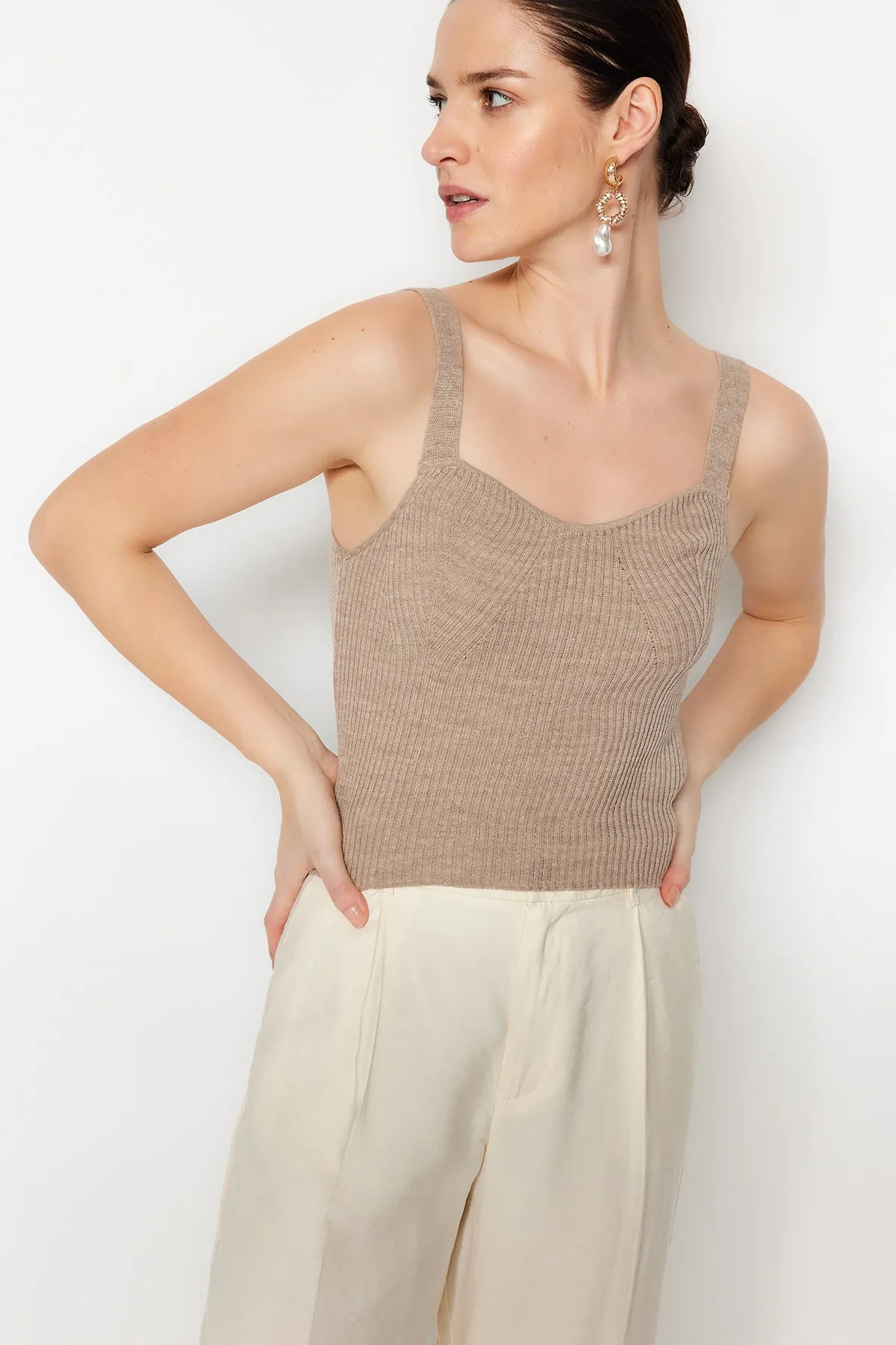 Trendyol Collection  Nerzfarbene Basic-Strickbluse mit Trägern TWOSS23BZ00805