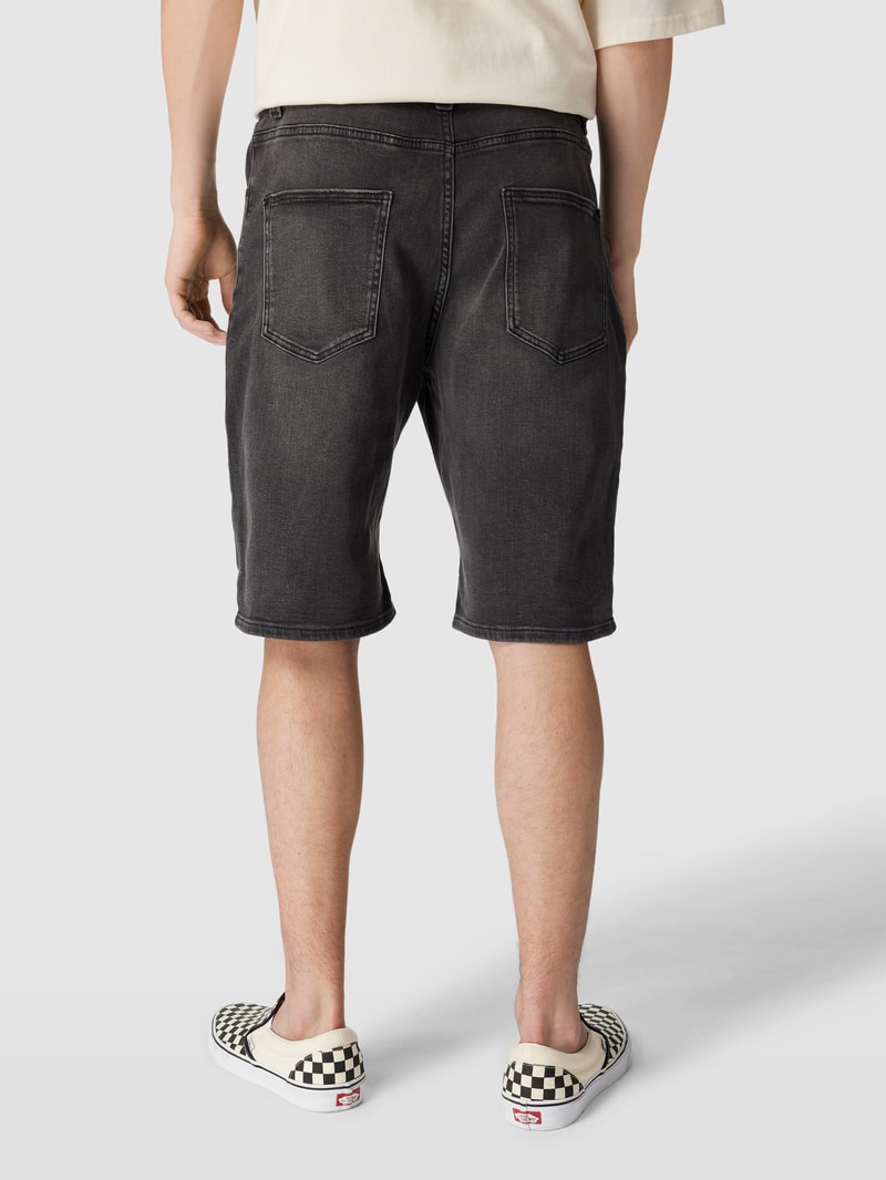 Jeansshorts mit Label-Patch in graphit