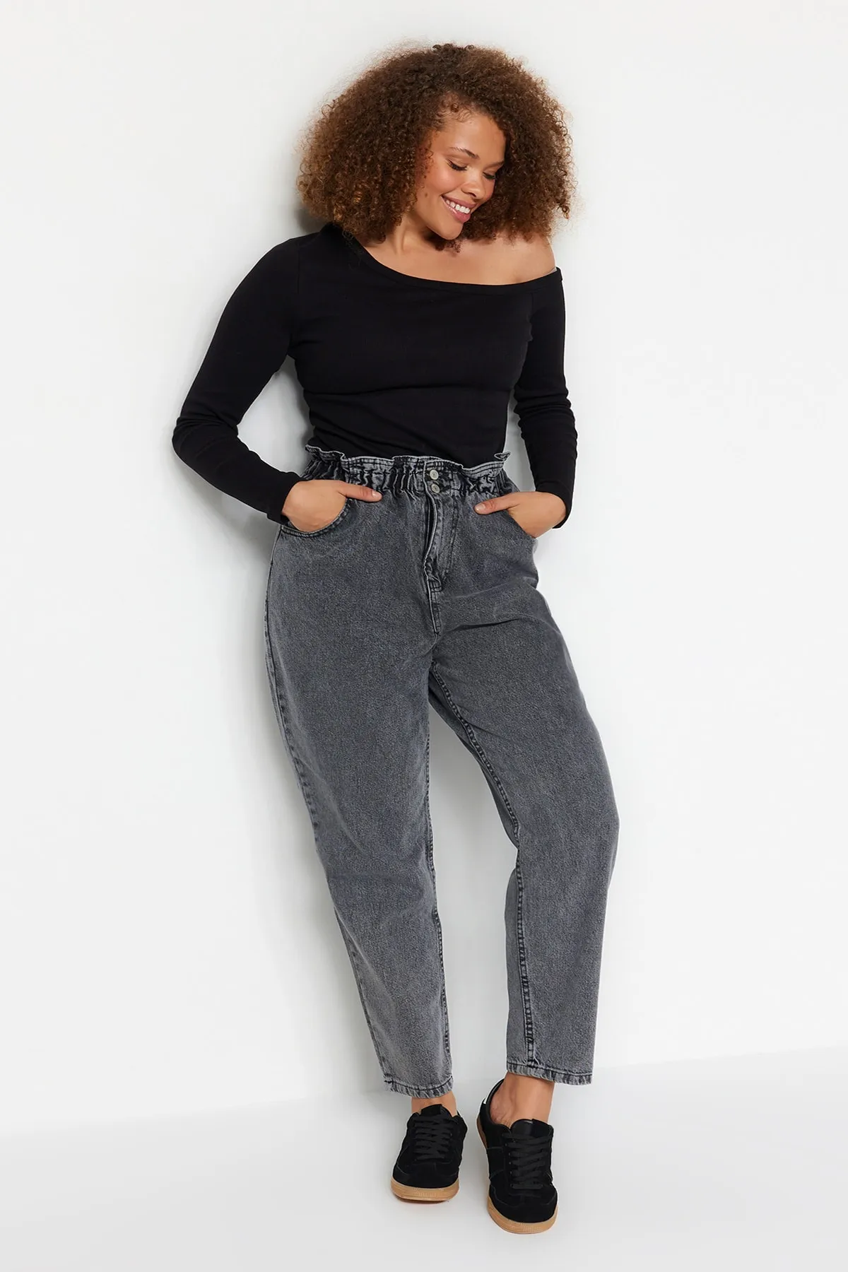 Trendyol Curve  Graue Mom-Jeans mit hoher Taille und elastischem Bund TBBAW23JE00002