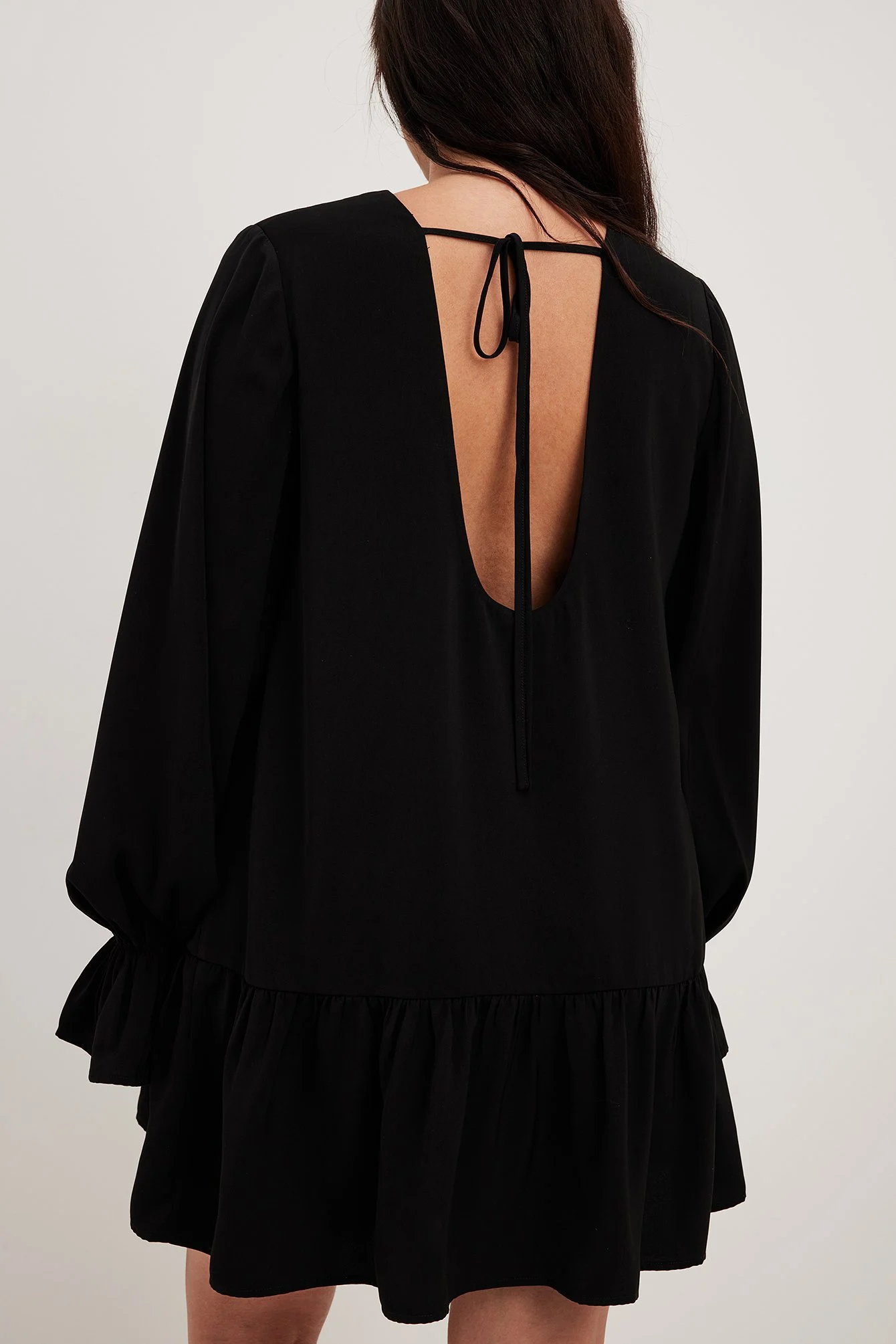 Minikleid mit offenem Rücken und Ärmeldetail