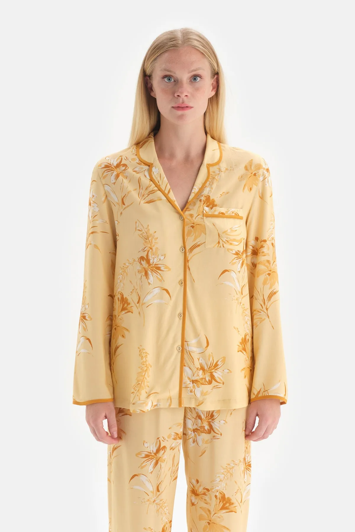 Dagi  Pyjama-Set mit gelbem Jackenkragen und langen Ärmeln und Blumenmuster