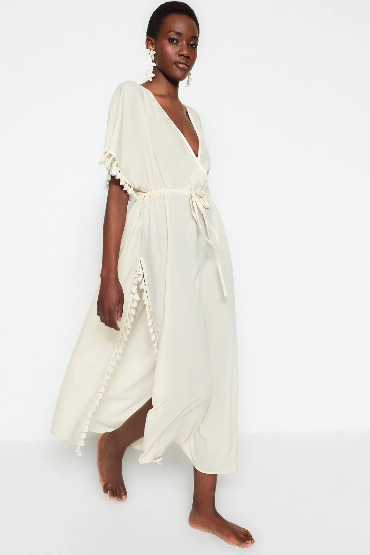 Trendyol Collection  Beiges Maxi-Strandkleid mit gewebten Quasten TBESS22EL0842