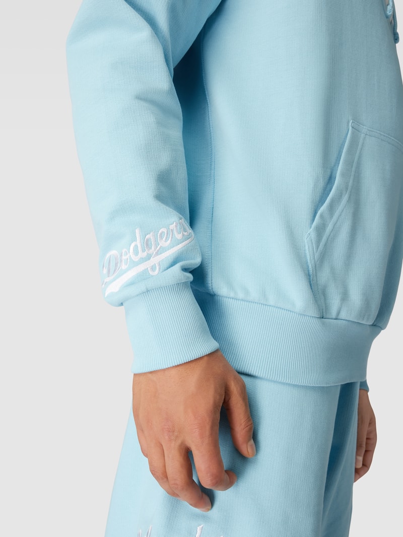 Hoodie mit Känguru-Tasche in hellblau