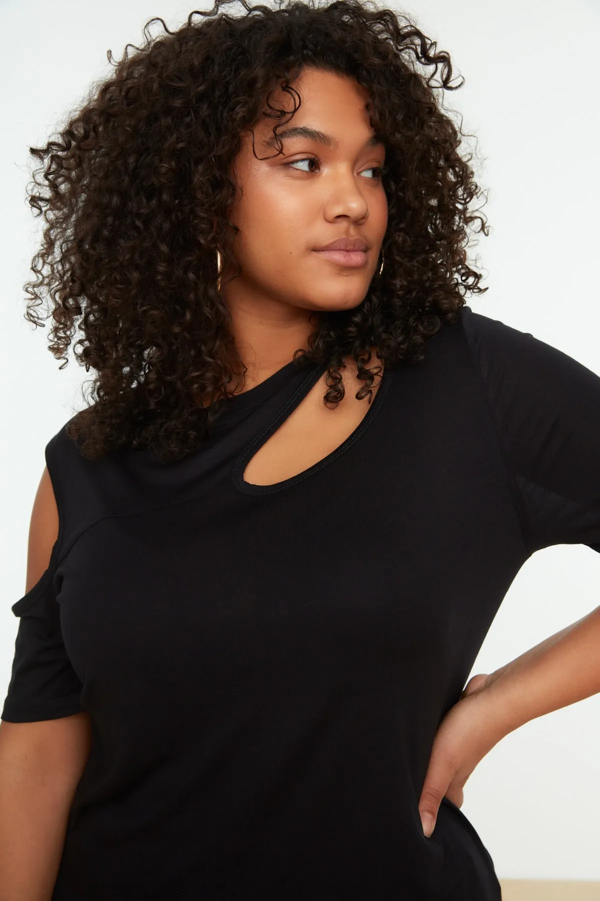 Trendyol Curve  Schwarze, detaillierte Strickbluse mit Ausschnitten TBSSS22AF0007