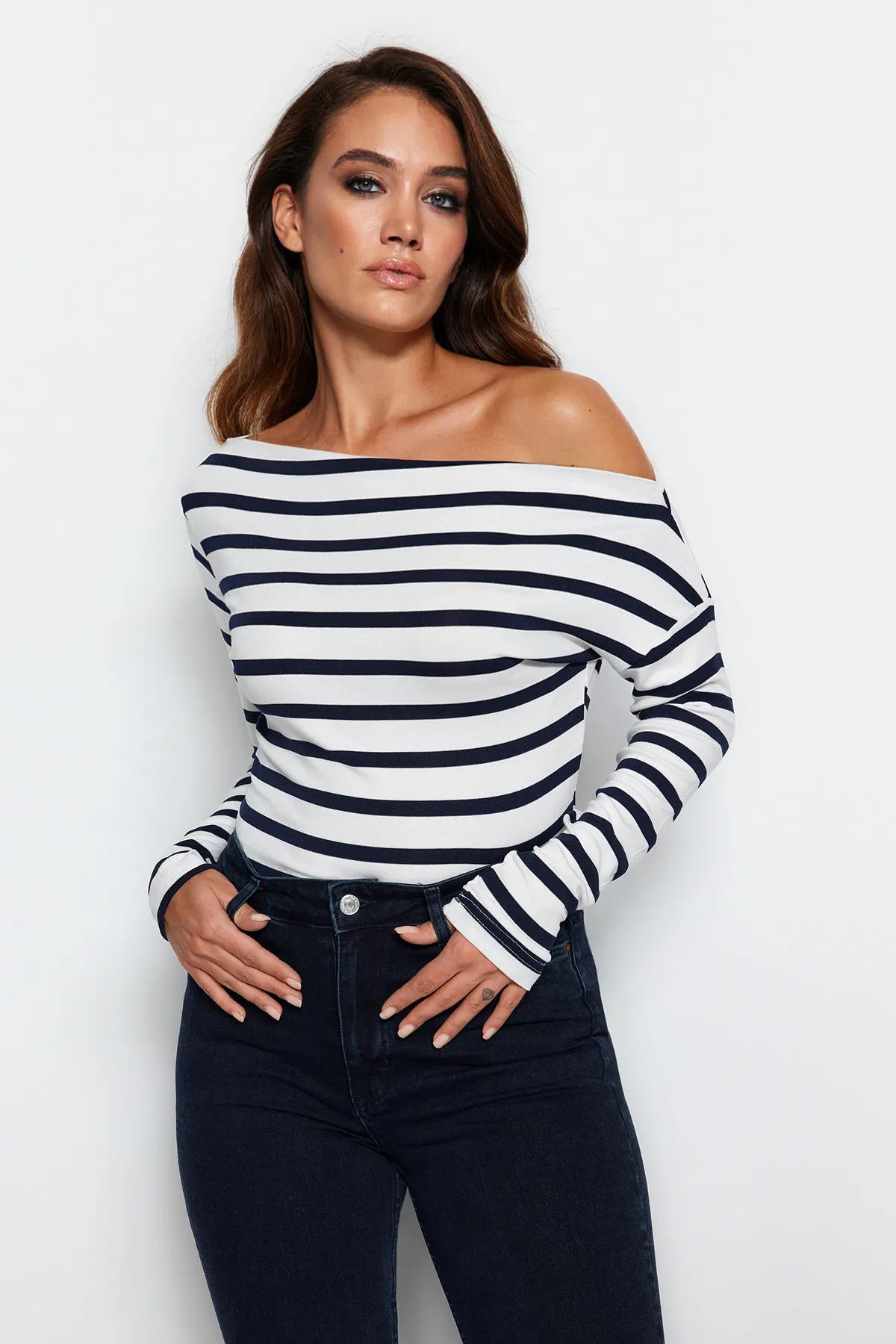 Trendyol Collection  Marineblaue gestreifte Strickbluse aus hochwertigem, weichem Stoff mit U-Boot-Ausschnitt TWOAW24BZ00227
