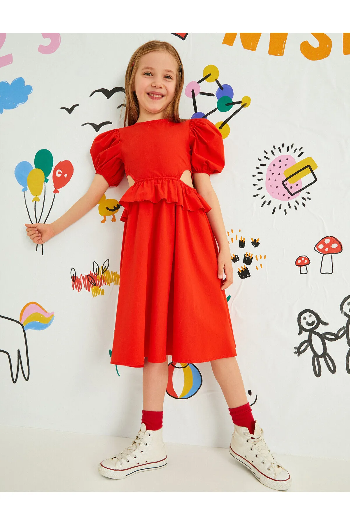 Koton  Kleid mit kurzen Ballonärmeln, Taillenfenster, detailliertem Rundhalsausschnitt und Rüschen aus Baumwolle