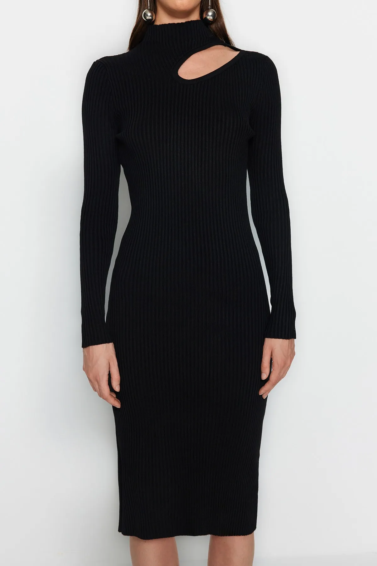 Trendyol Collection  Schwarzes Midi-Strickkleid mit Rollkragen TWOAW24EL00028