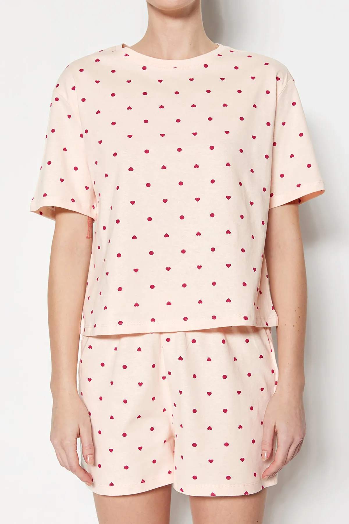 Trendyol Collection  Hellrosa Pyjama-Set aus T-Shirt und Shorts mit Herzmuster, 100 % Baumwolle, Strick THMSS21PT1485