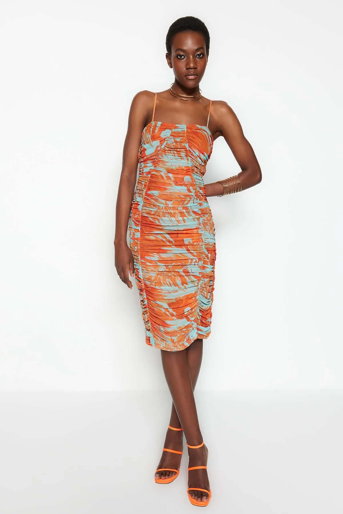 Trendyol Collection  Mehrfarbiges, am Körper gefüttertes, figurbetontes, mit Tüll bedrucktes, elegantes Abendkleid TPRSS23EL00362