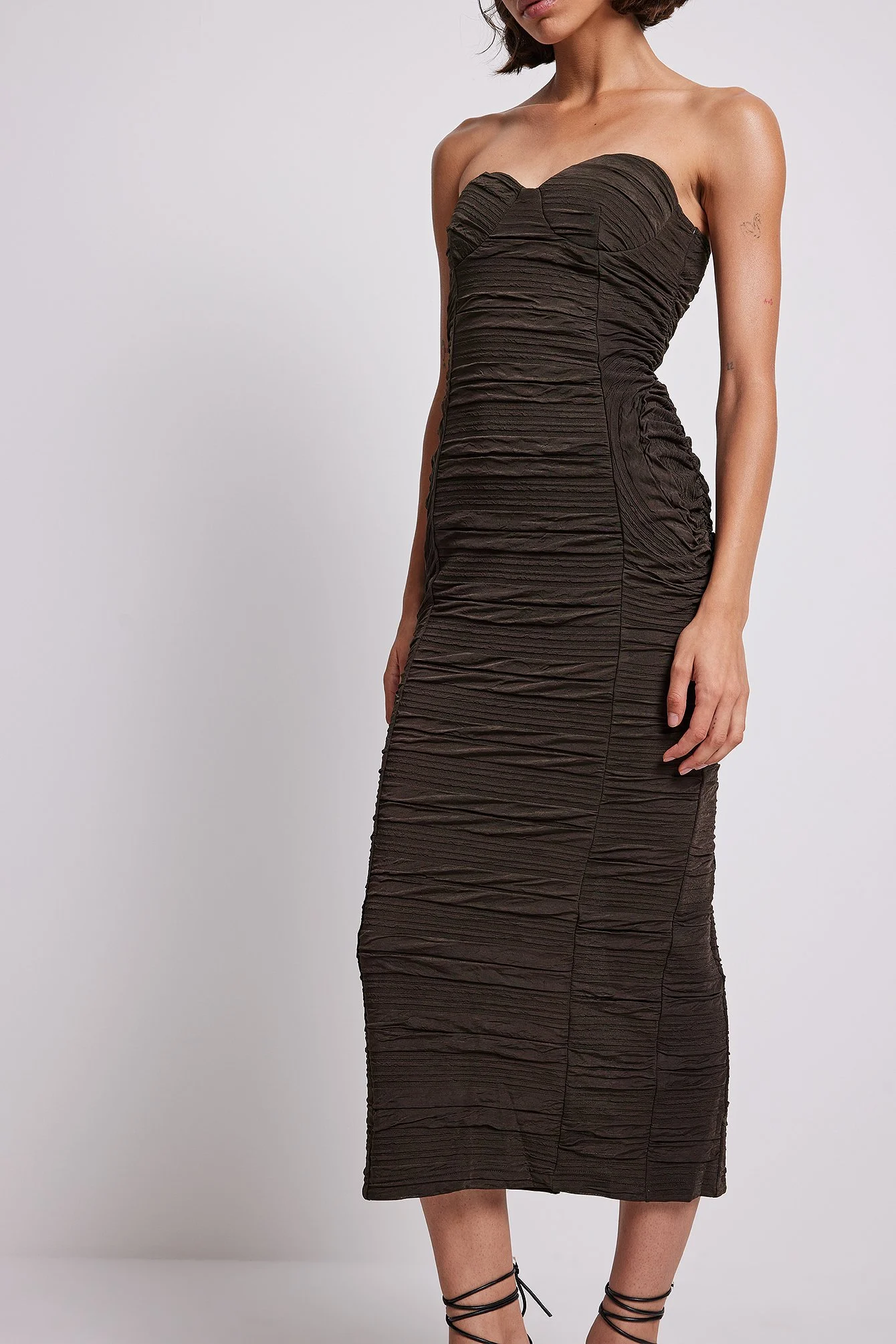 Körbchen-Röhren-Midikleid