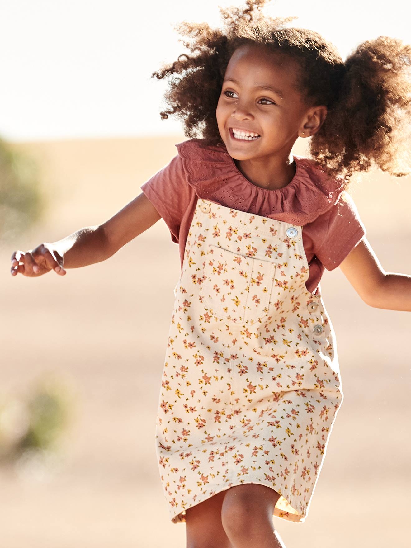 Robe-salopette à fleurs bretelles à volants beige rosé imprimé