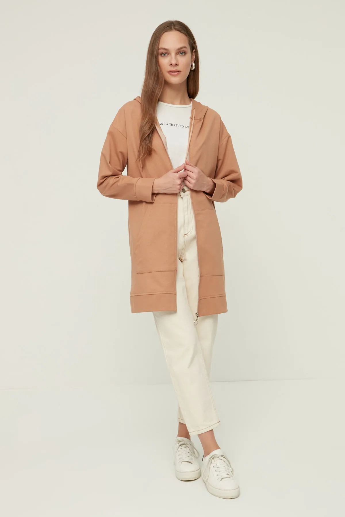 Trendyol Modest  Nerzfarbener Basic-Sweatshirt-Cardigan mit Kapuze und Reißverschluss, weiter Passform, Oversize-Sweatshirt TCTAW22TW0137