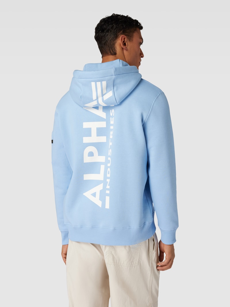 Hoodie mit Label-Patch in hellblau