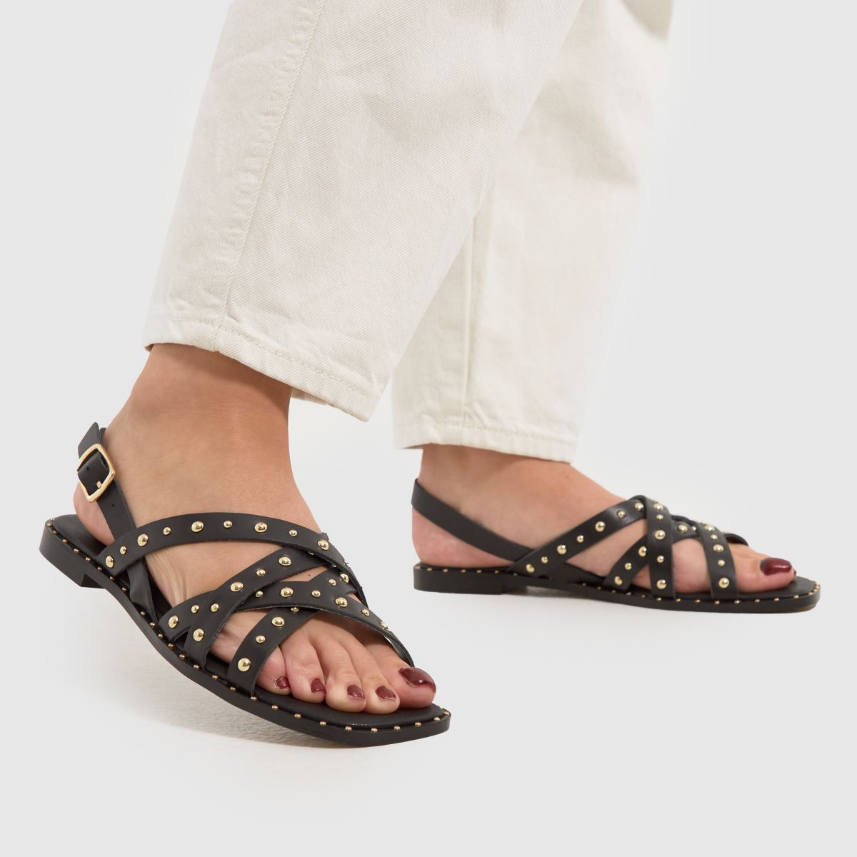Schuh Thelma szegecses szandál fekete színben