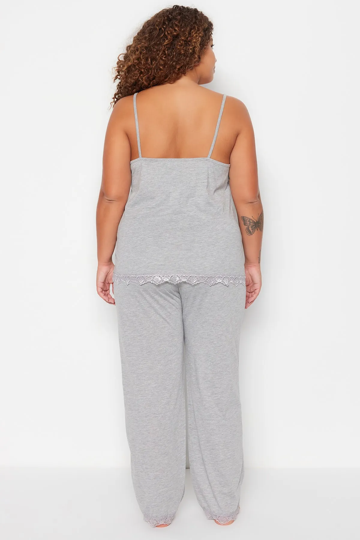 Trendyol Curve  Graues Pyjama-Set aus Strick mit Spitzendetail