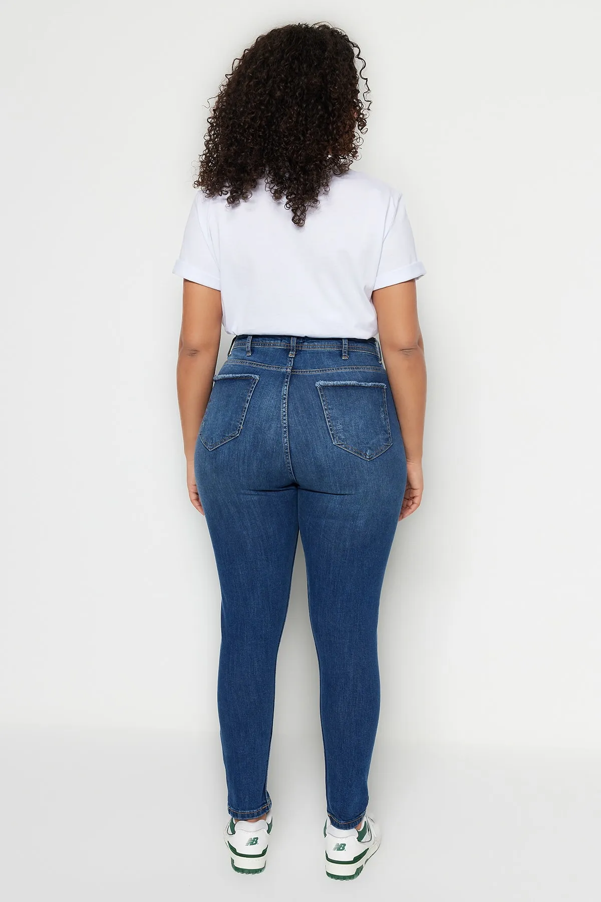 Trendyol Curve  Dunkelblaue, dehnbare Skinny-Jeans mit hoher Taille und Destroy-Details TBBSS23CJ00014