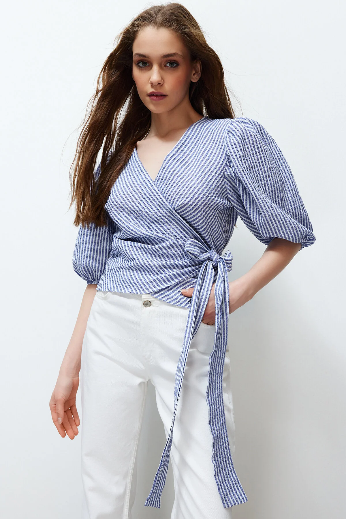 Trendyol Collection  Mehrfarbig gestreifte, zweireihige, mit Schnürung versehene, detaillierte Seersucker-Gewebebluse TWOSS24BZ00345