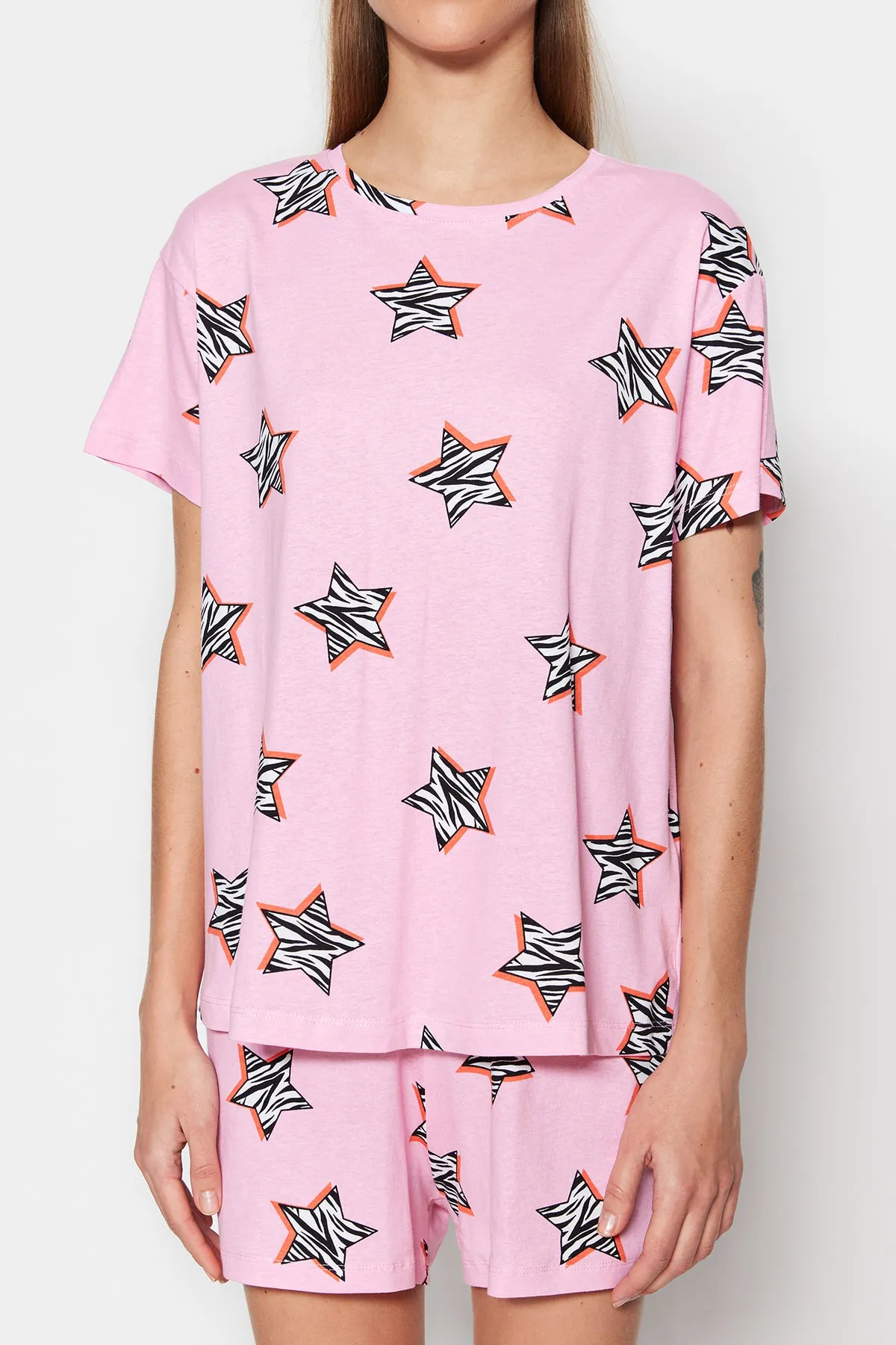 Trendyol Collection  Rosa gestricktes Pyjama-Set mit T-Shirt und Shorts aus 100 % Baumwolle mit Sternmuster THMSS23PT00005