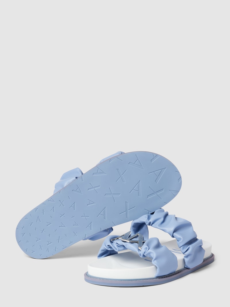 Pantolette mit Raffungen und Label-Detail in hellblau