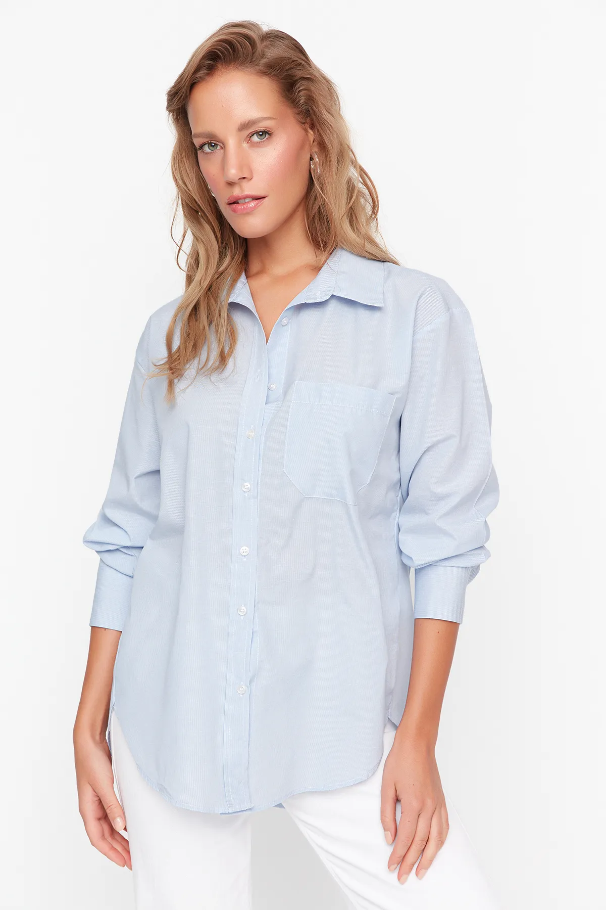 Trendyol Collection  Hellblaues Boyfriend-Hemd aus Baumwolle mit breiter Passform und einer Tasche TWOAW20GO0115