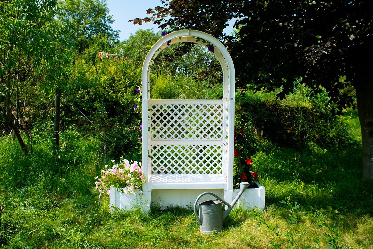 KHW Gartenbank Amsterdam, mit Rosenbogen, Spalier und zwei Pflanzkästen, weiß