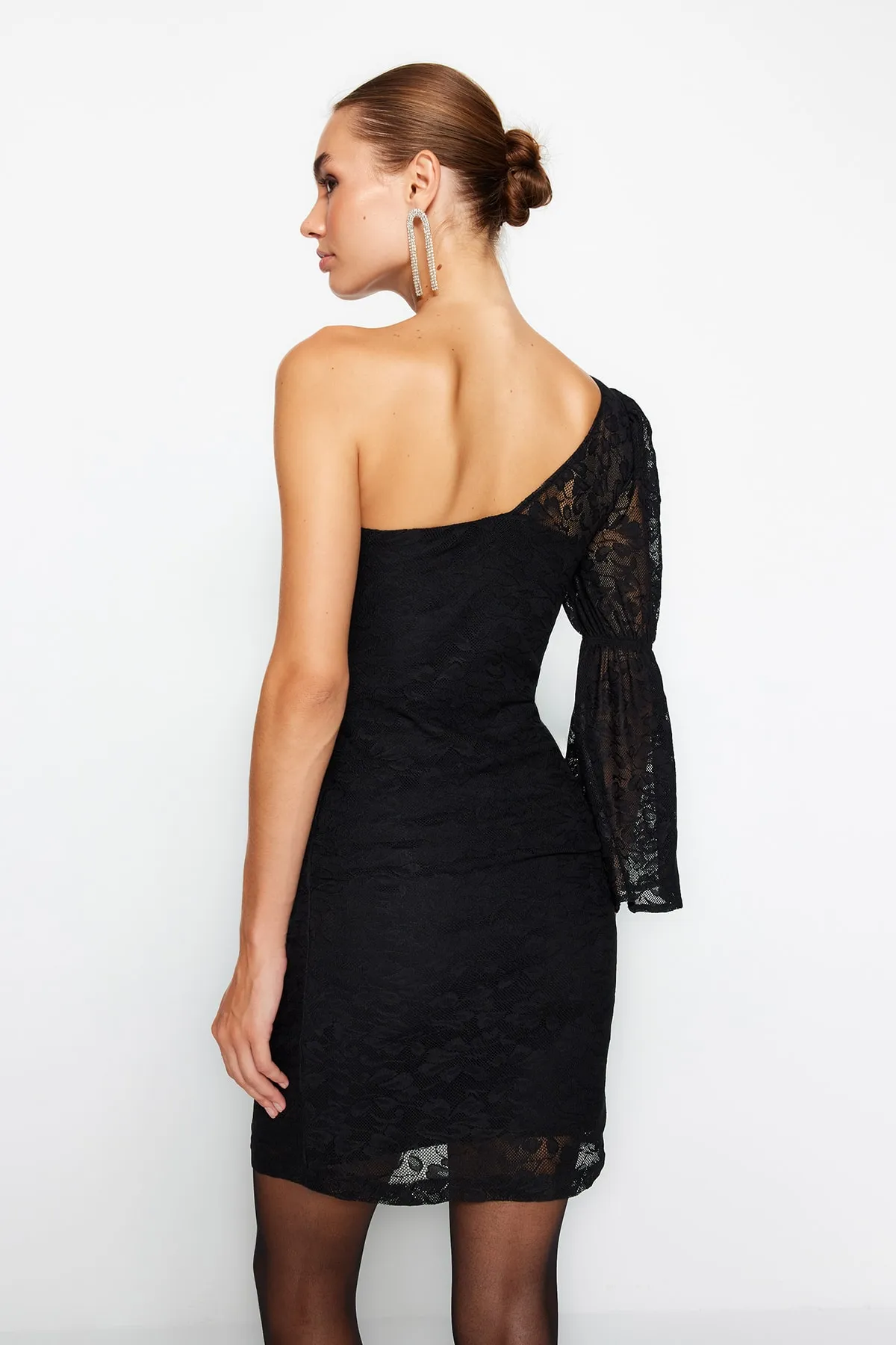 Trendyol Collection  Schwarzes, tailliertes, gestricktes, gefüttertes, einärmliges, elegantes Abendkleid mit Spitze TPRAW24EL00016