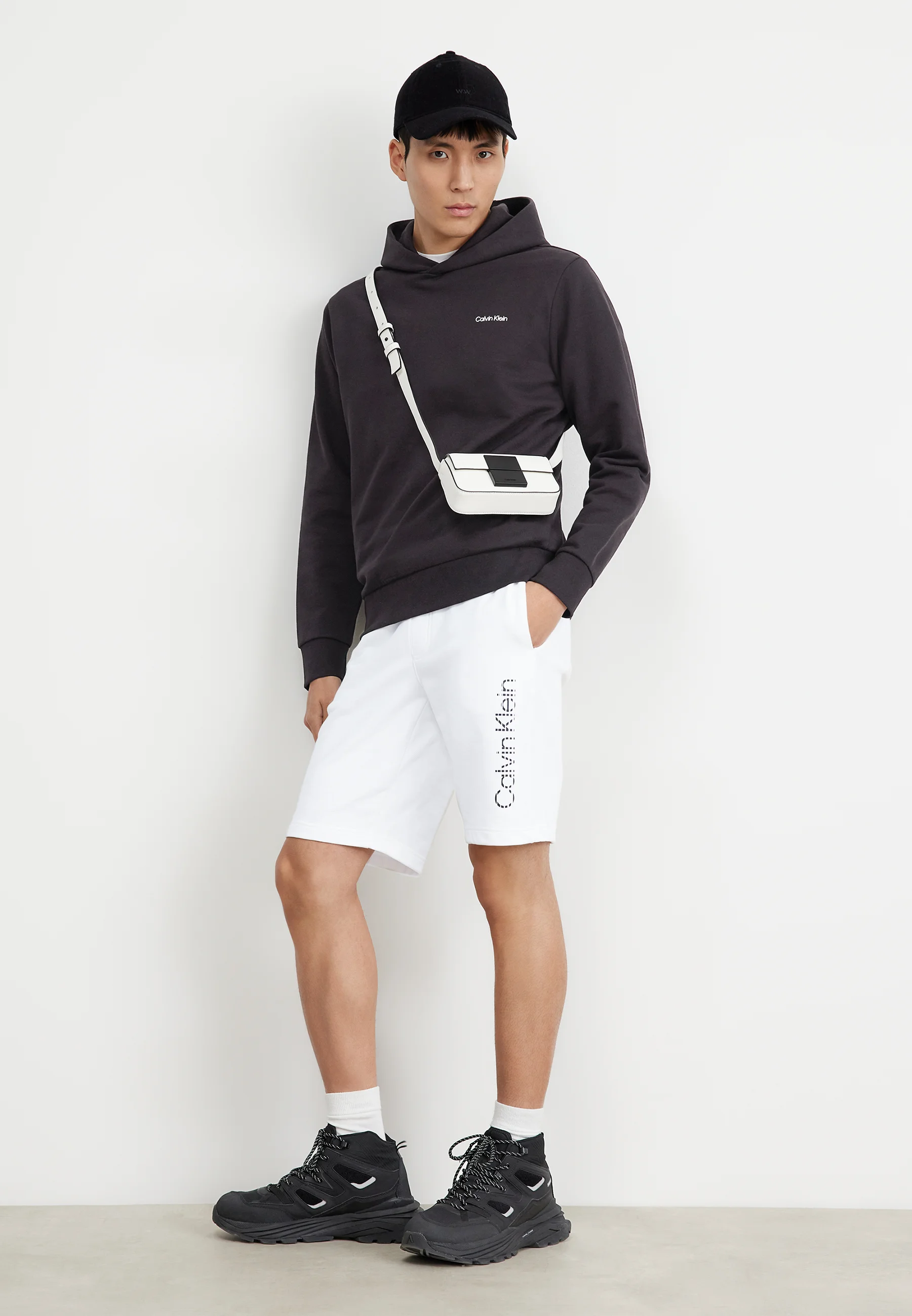 Sudadera con capucha Calvin Klein con logo en la espalda en ángulo