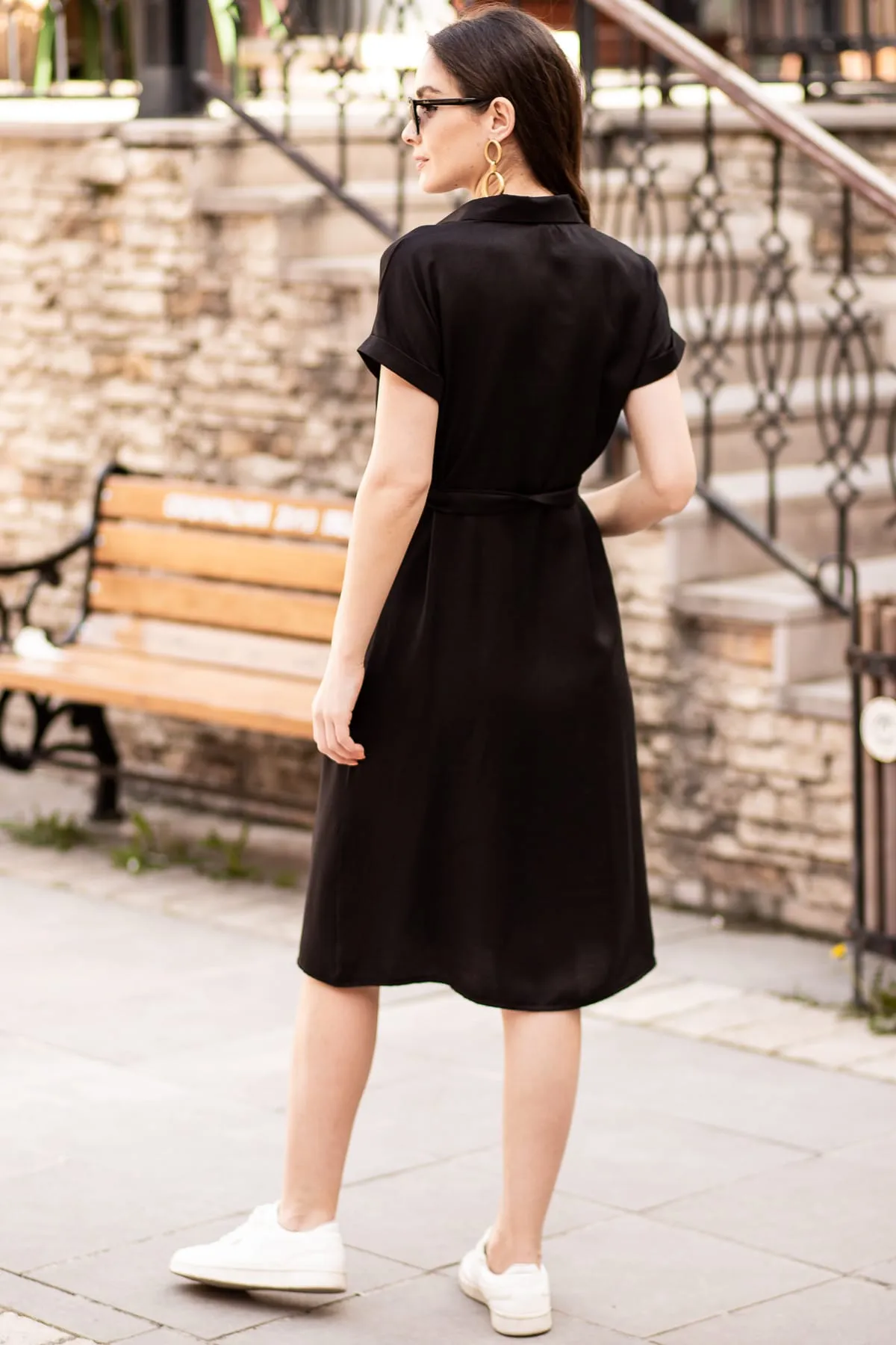 armonika  Schwarzes, kurzärmliges Hemdkleid mit Taillengürtel für Damen ARM-19Y001068