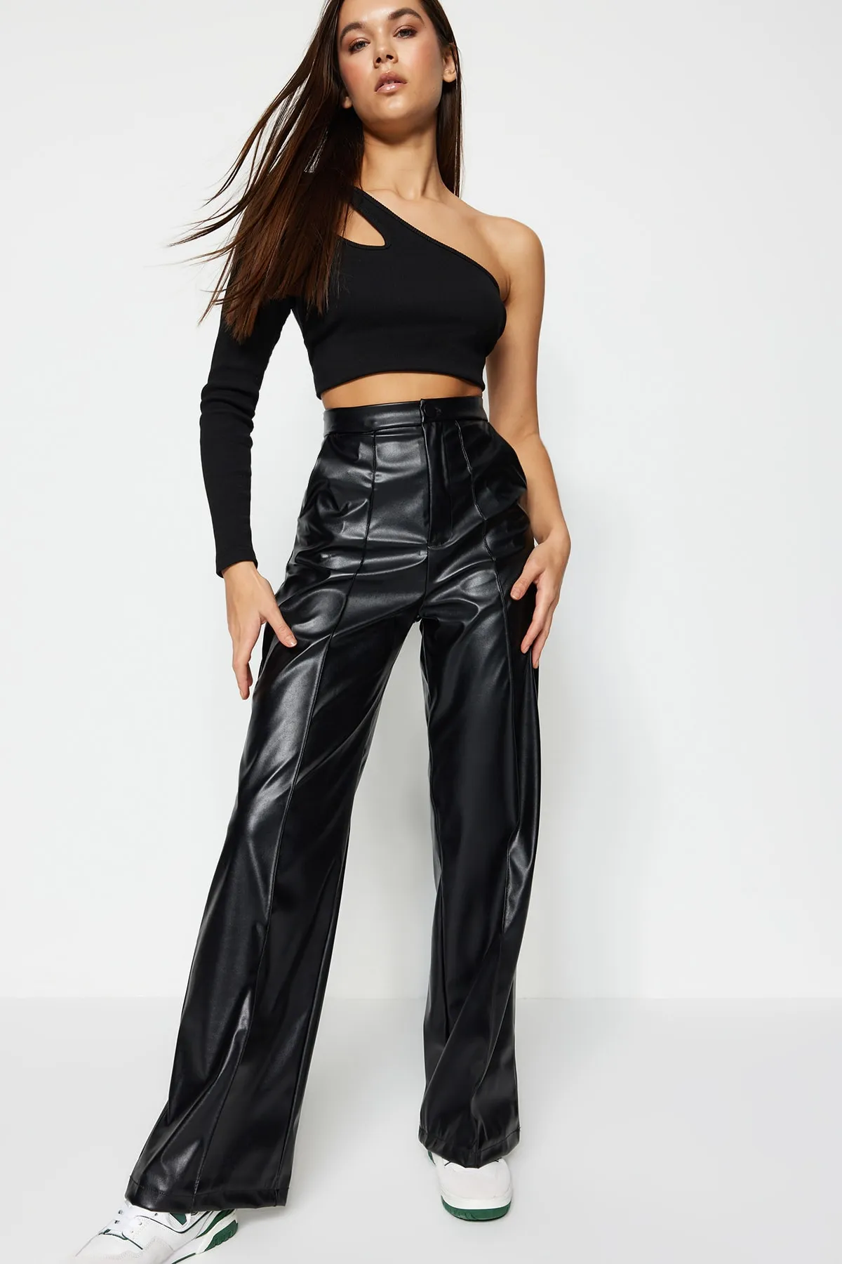 Trendyol Collection  Schwarze Kunstlederhose mit weitem Bein/gerippter Hose mit hoher Taille und weitem Bein TWOSS23PL00131