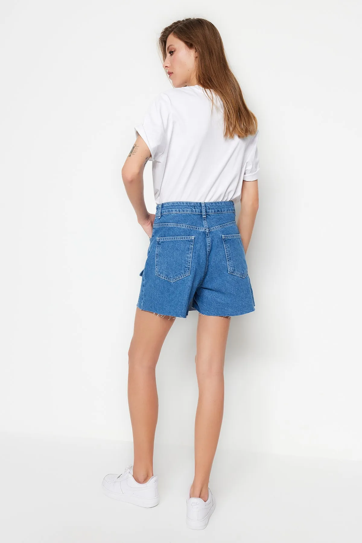 Trendyol Collection  Dunkelblauer Jeans-Shorts-Rock mit Cargo-Tasche TWOSS23SR00093