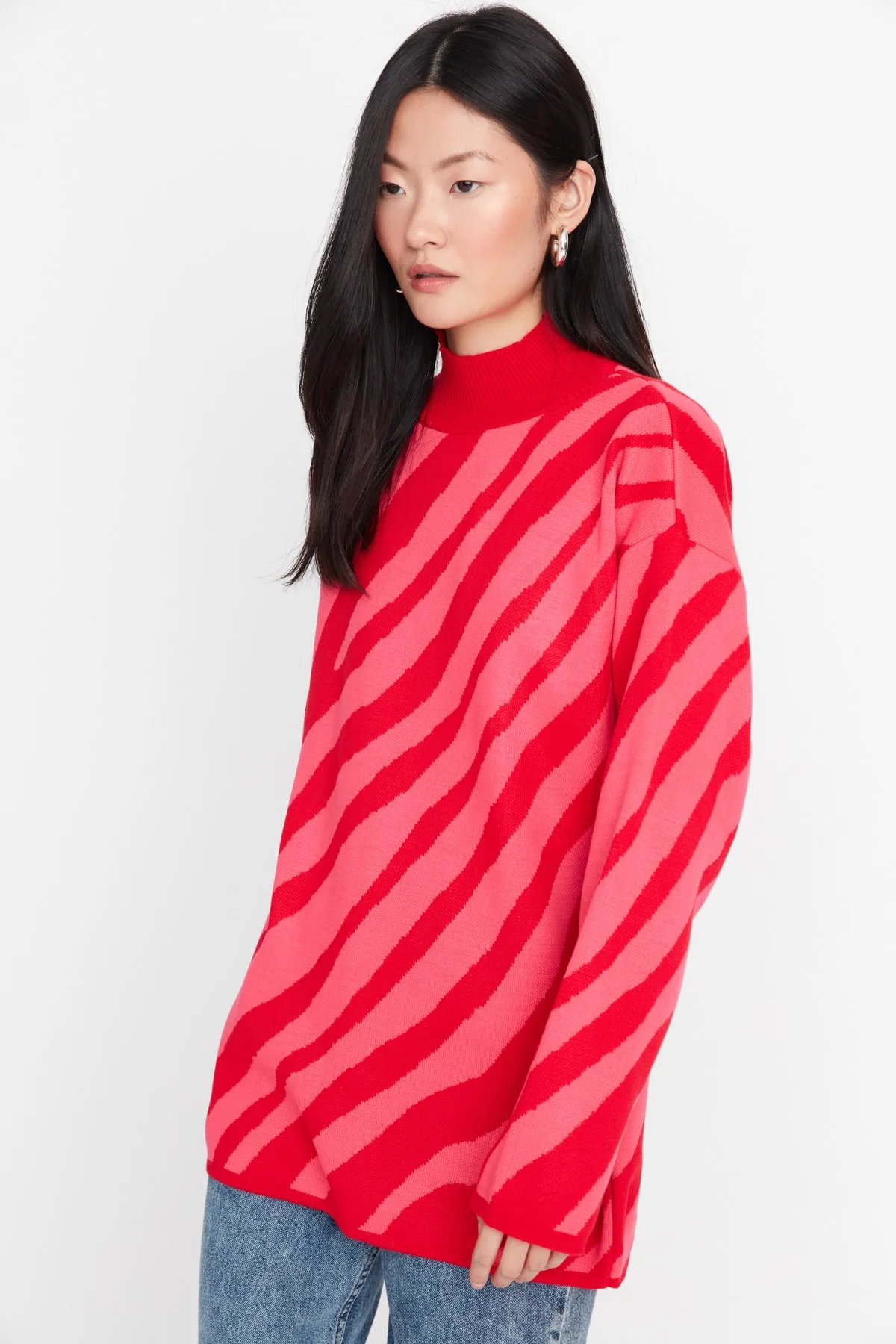 Trendyol Modest  Rot-rosa Strickpullover mit Tierstreifenmuster TCTAW23KZ00066