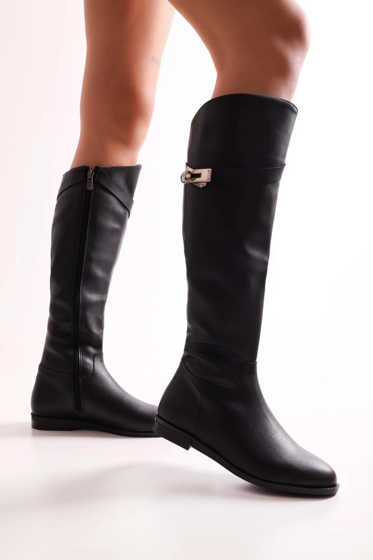 Shoeberry  Damen-Stiefel Meroni aus schwarzem Leder mit Schnalle. Schwarzes Leder
