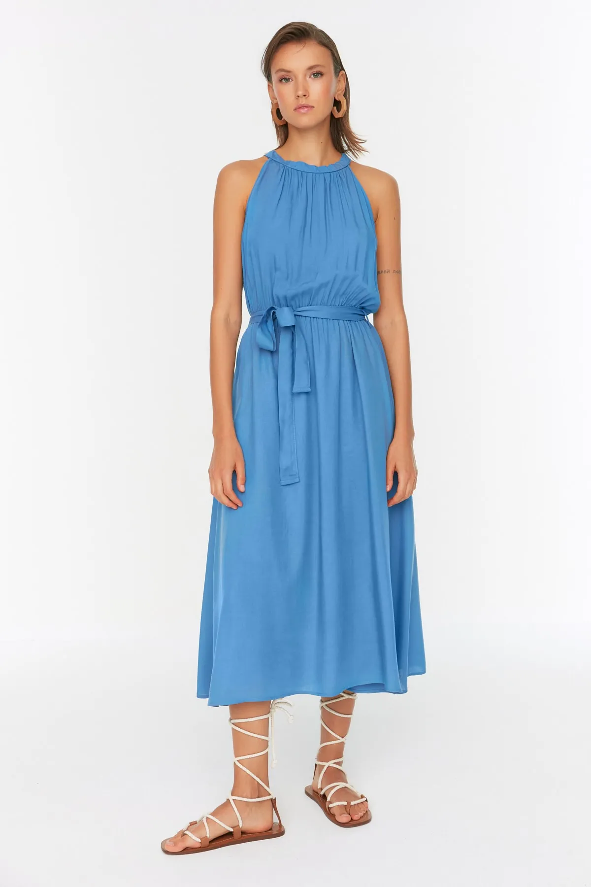 Trendyol Collection  Indigofarbenes, gewebtes Midi-Kleid aus Viskose mit Neckholder und Gürtel TWOSS19EL0155
