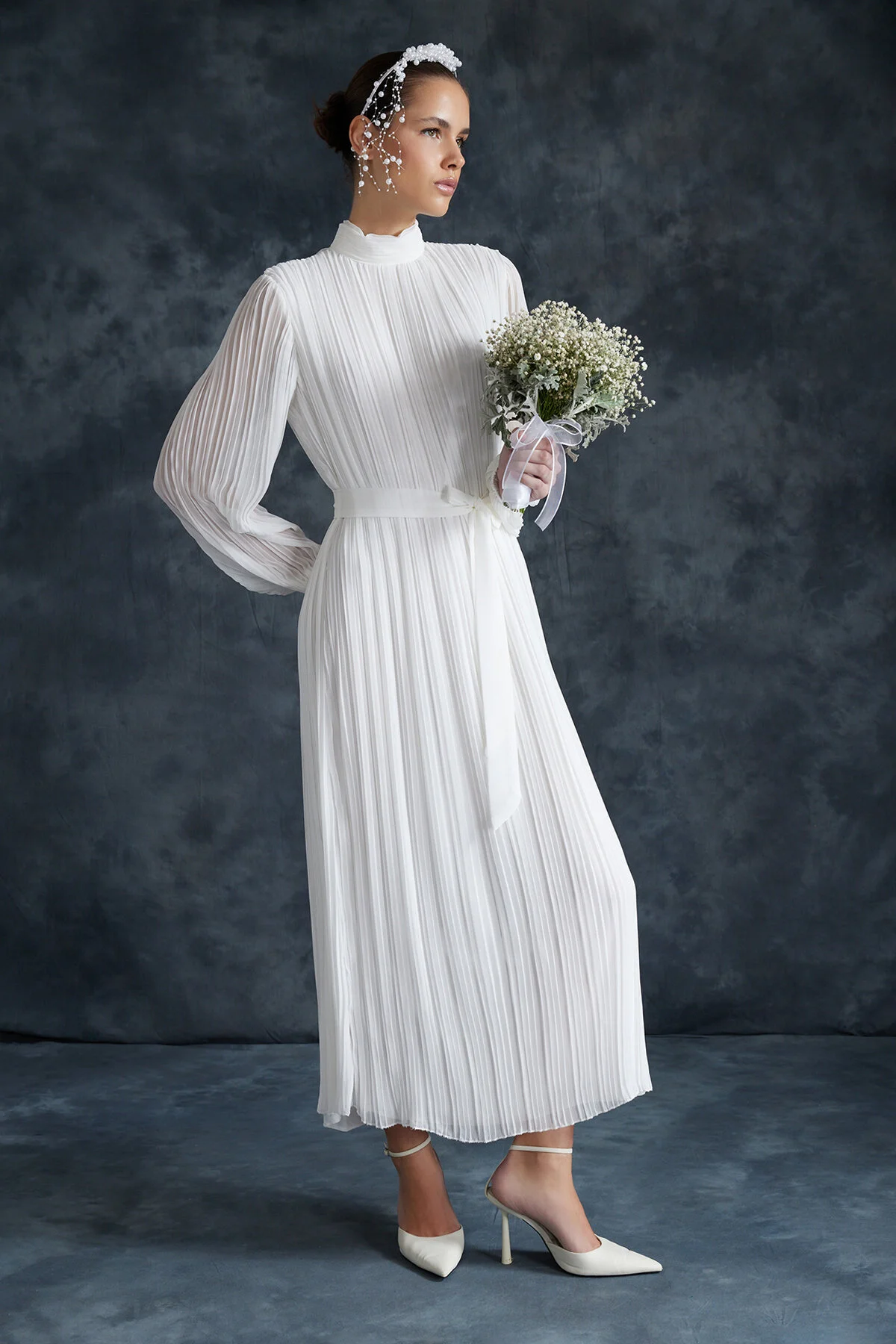 Trendyol Modest  Gefüttertes, weißes Chiffon-Plissee-Kleid für besondere Anlässe - TCTSS24DB00040