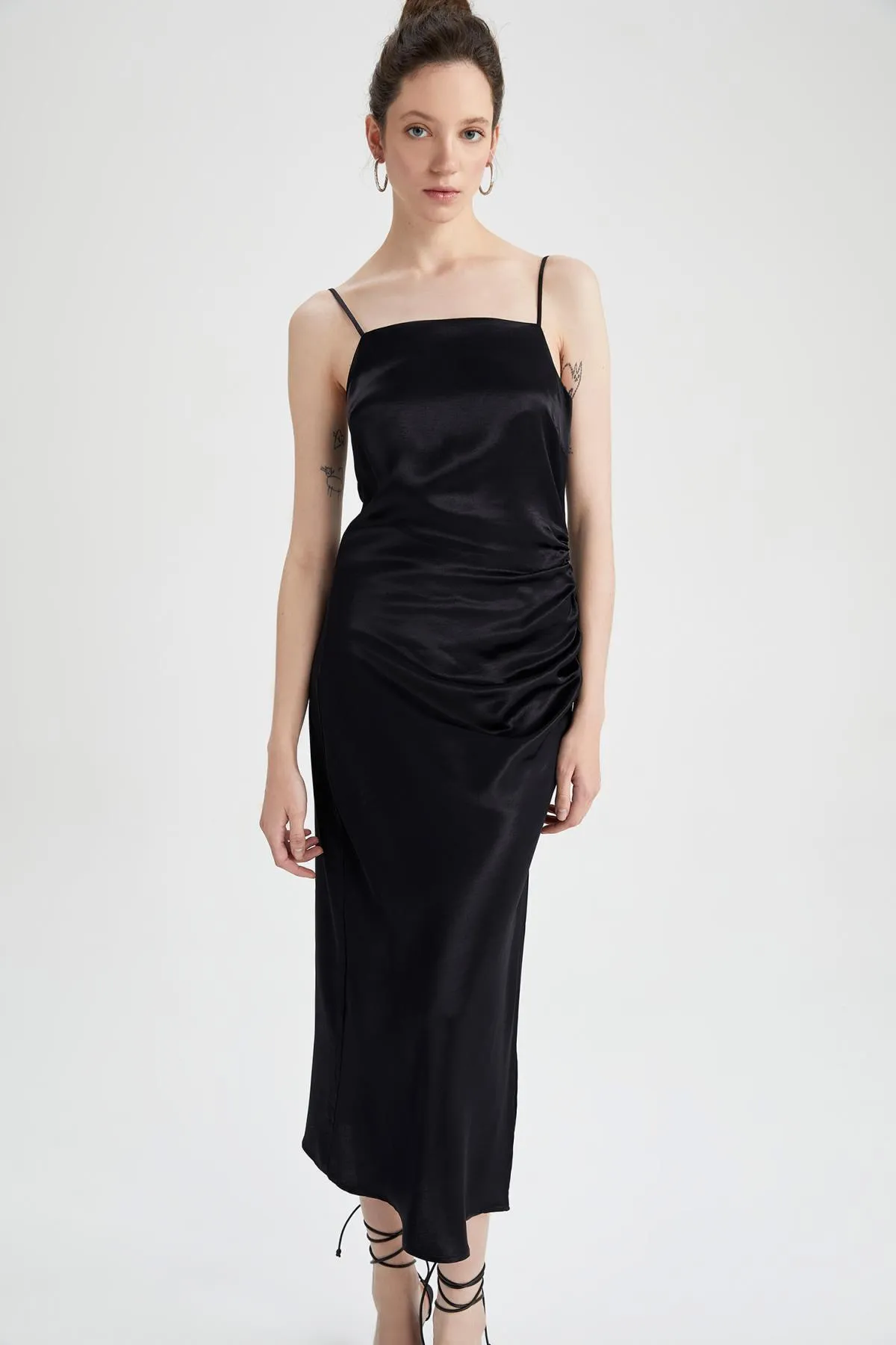 DeFacto  Schwarzes, figurbetontes Midikleid aus Satin – mit Trägern, Z6815az22wn