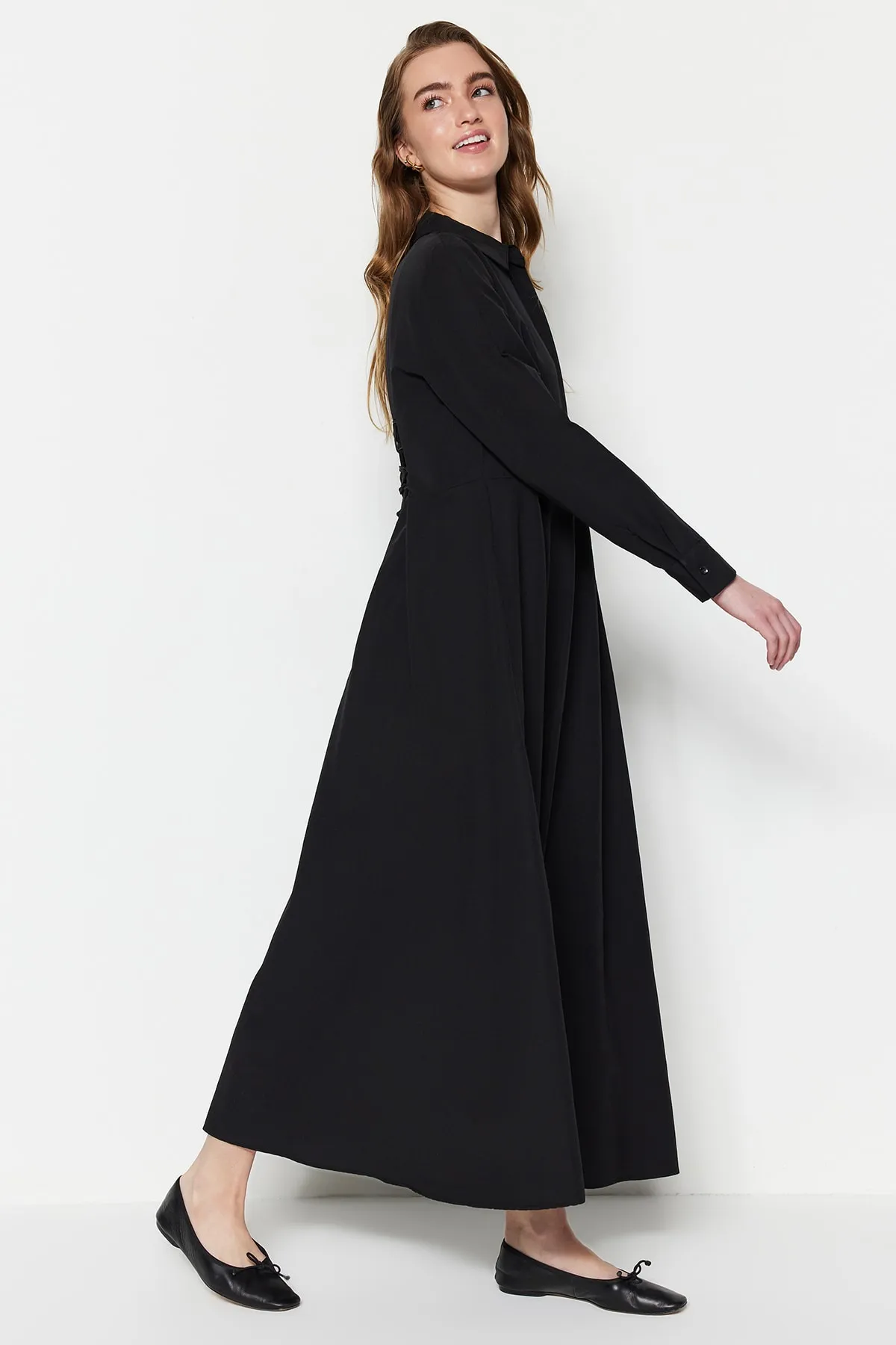 Trendyol Modest  Schwarzes Hemdblusenkleid aus gewebter Baumwolle mit versteckter Knopfleiste und Bindedetail auf der Rückseite TCTSS23EB00082