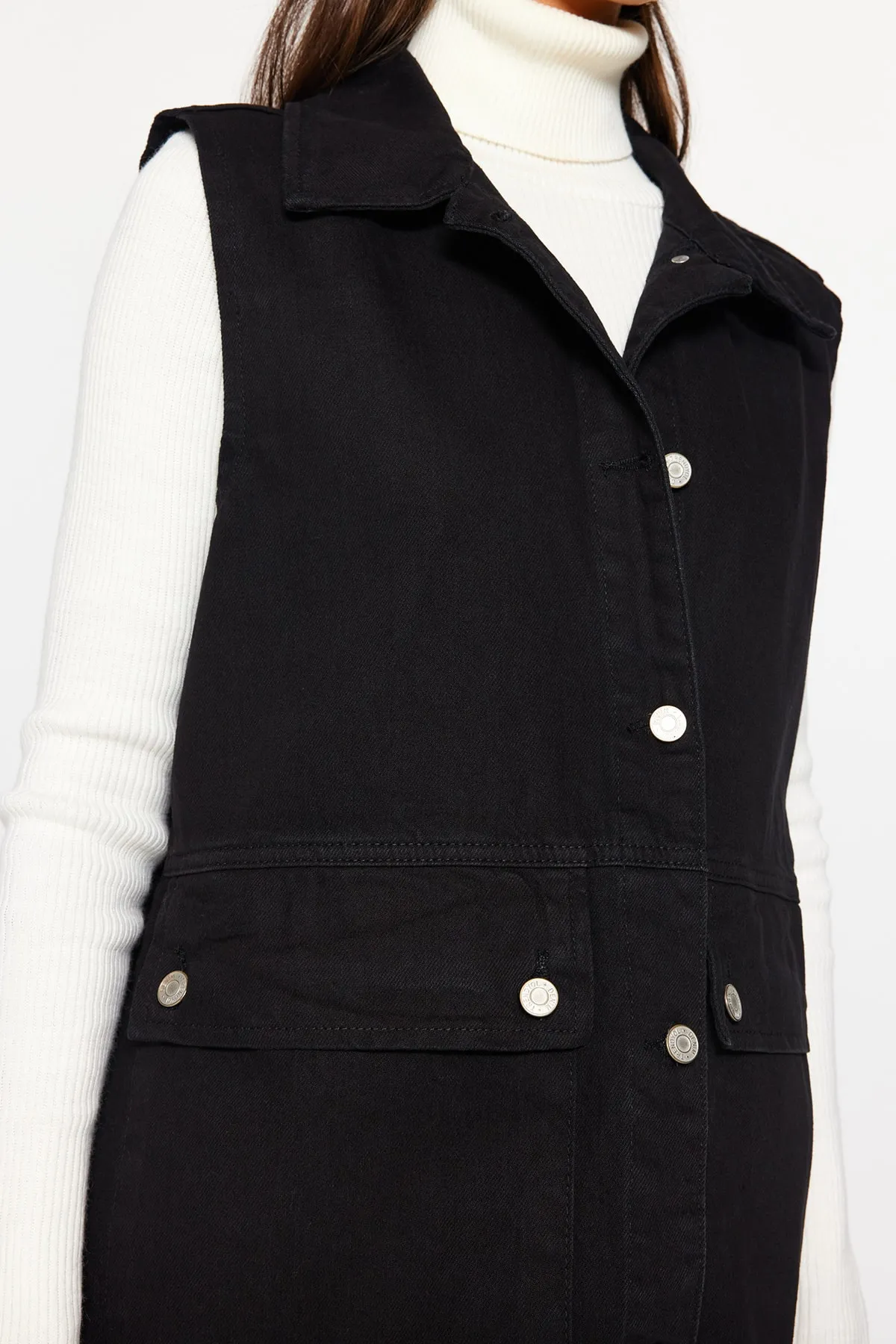 Trendyol Collection  Schwarze Jeansweste aus 100 % Baumwolle mit Hemdkragen und Taschendetail TCTAW22CK0006