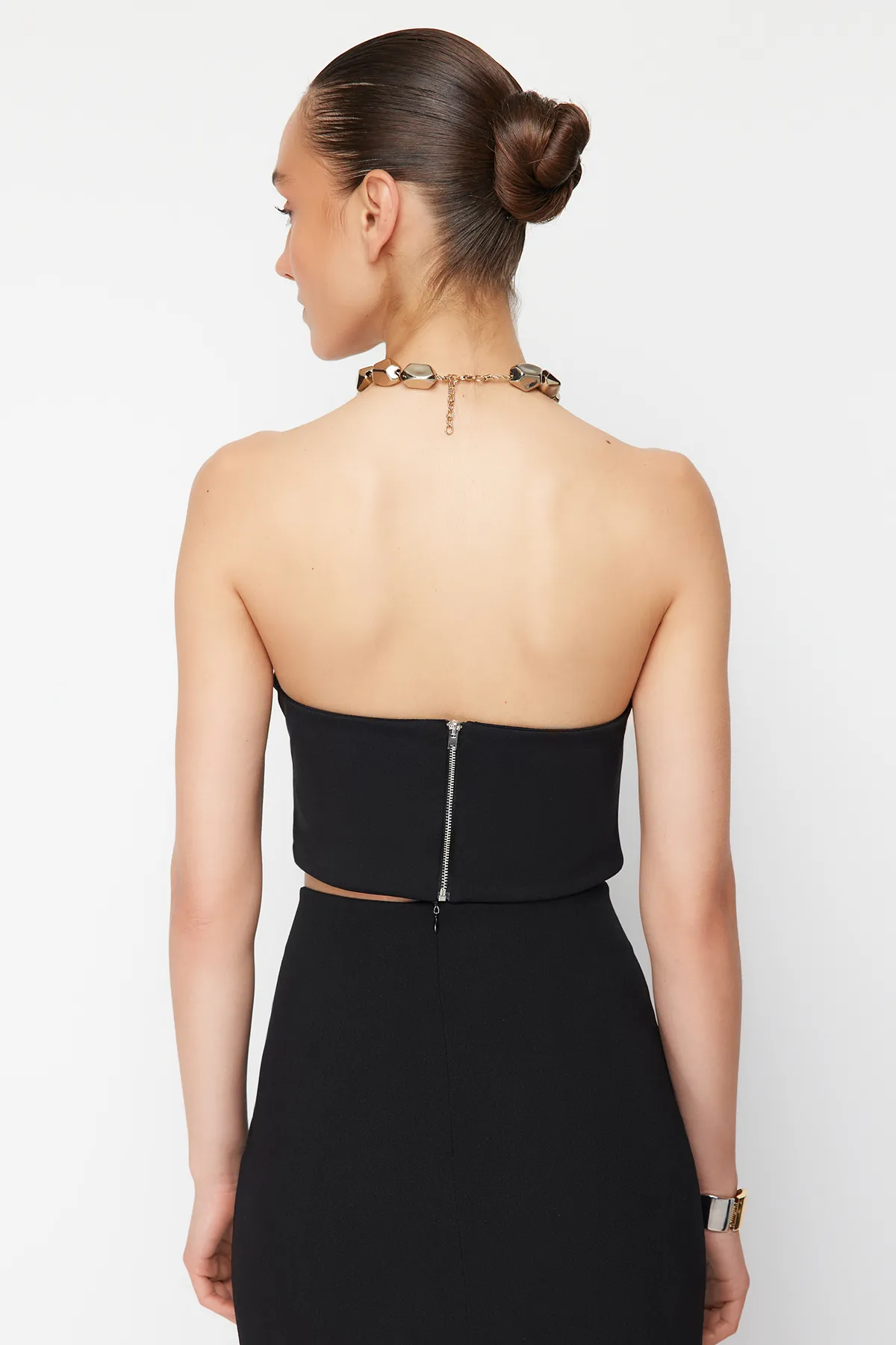 Trendyol Collection  X Zeynep Tosun Schwarzes Strick-Bustier mit leuchtenden Schmucksteinen TCLSS24BS00001