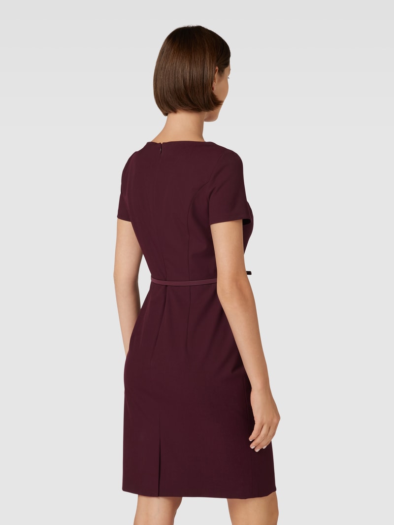 Knielanges Kleid mit Taillengürtel in bordeaux rot