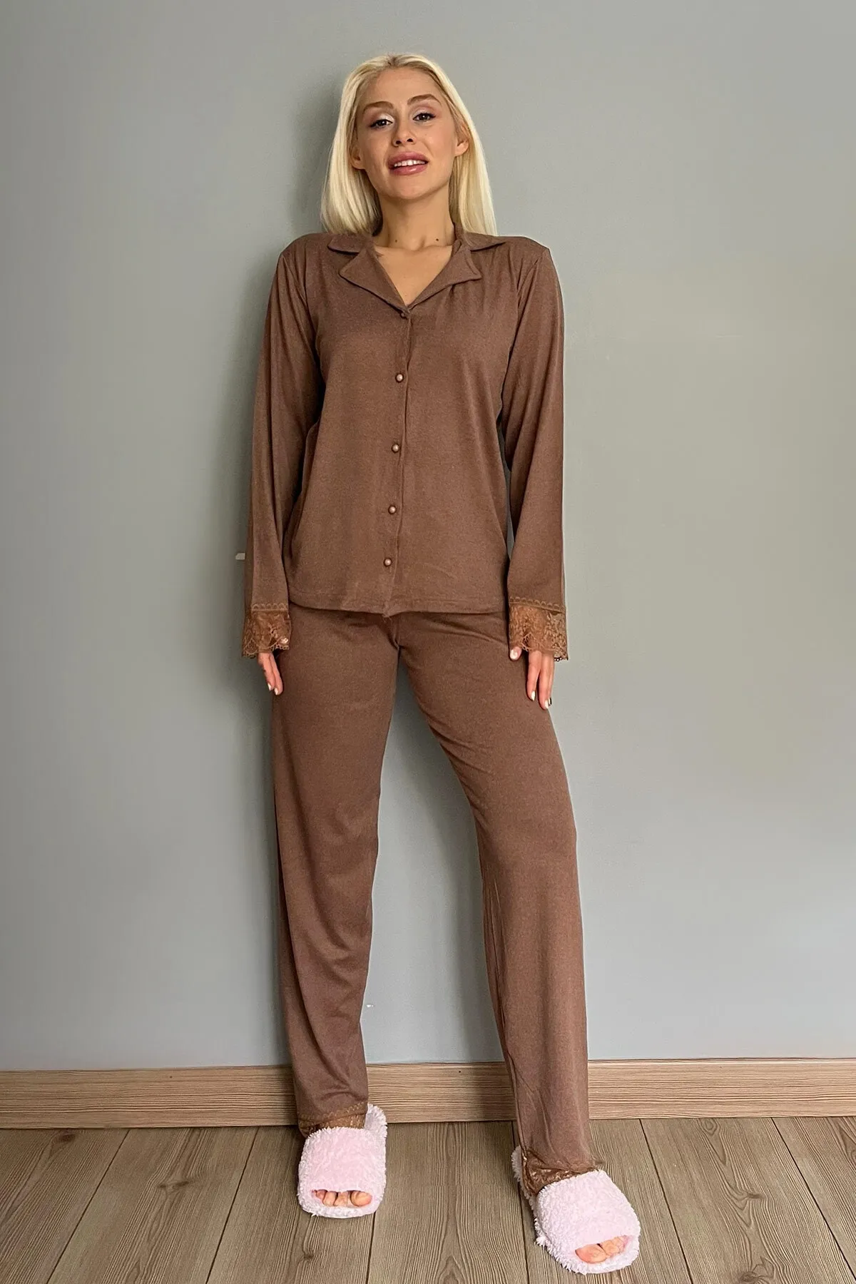 Pijamaevi  Braunes langärmliges Bambus-Pyjama-Set mit Knopfleiste vorne