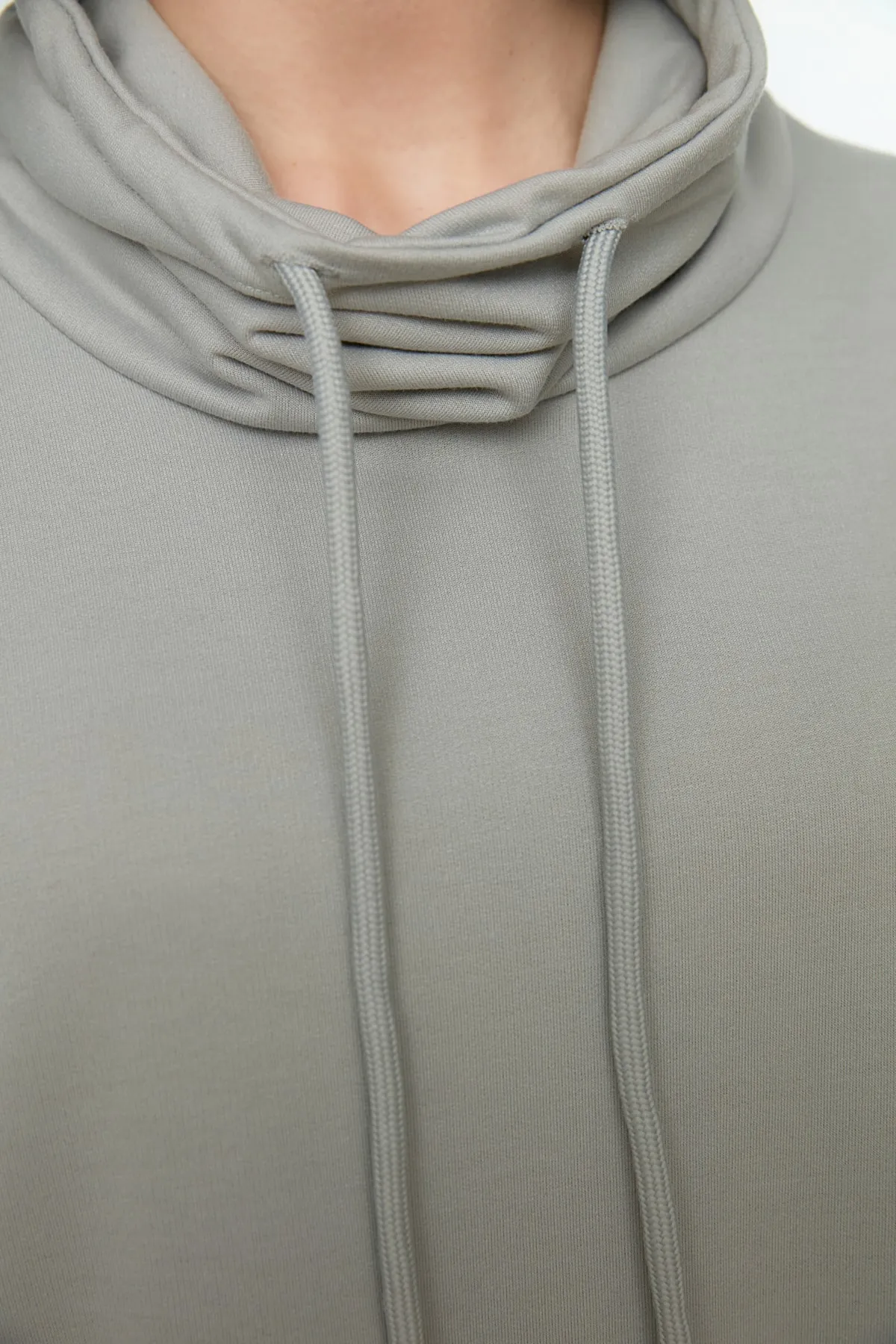 Trendyol Modest  Graues Maxi-Strickkleid mit Degaje-Kragen und Spitzendetail TCTSS22EB0132