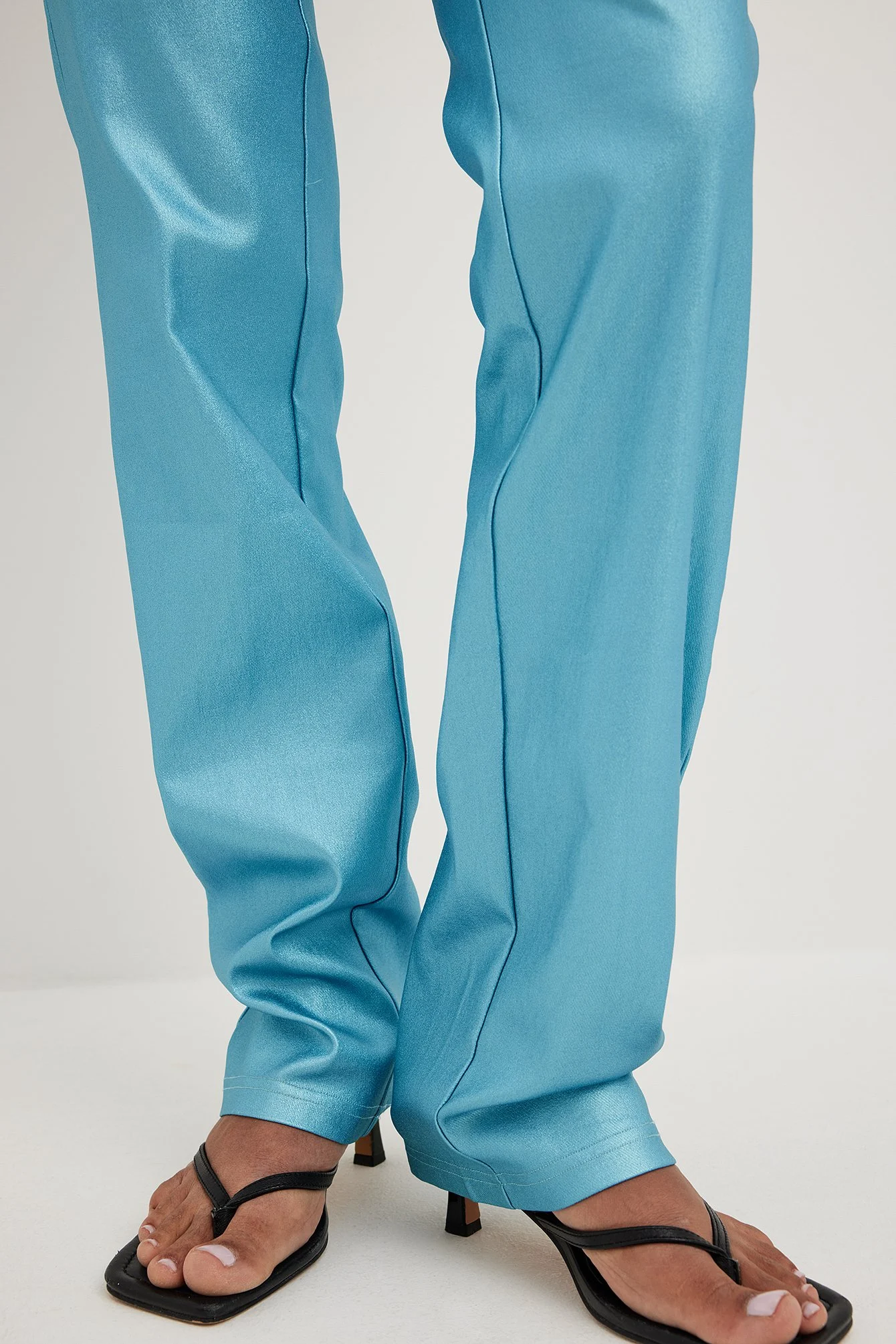 Glänzende Hose mit mittlerer Taille