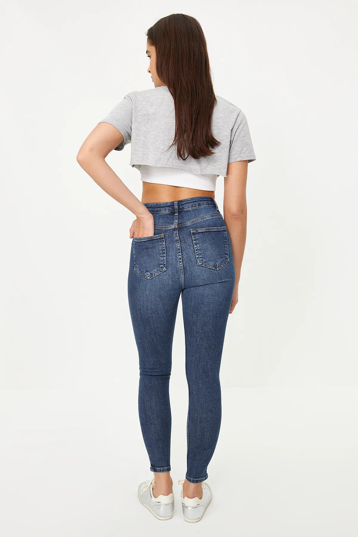 Trendyol Collection  Dunkelblaue Vintage-Röhrenjeans mit hoher Taille TWOSS24JE00079